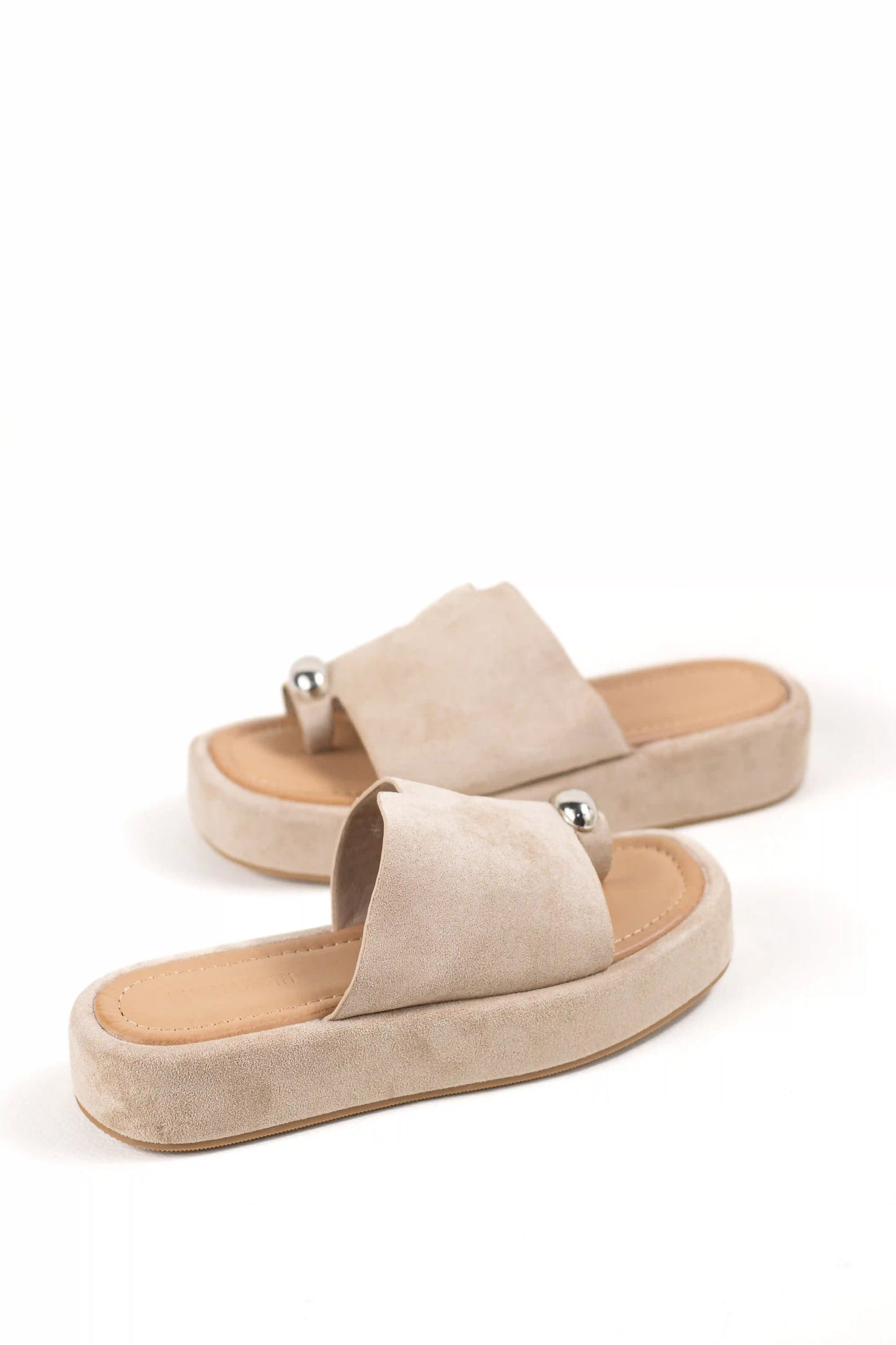 sandalias platafotma con suela acolchada estilo minimalista y detalle metalico color Khaki talla 39