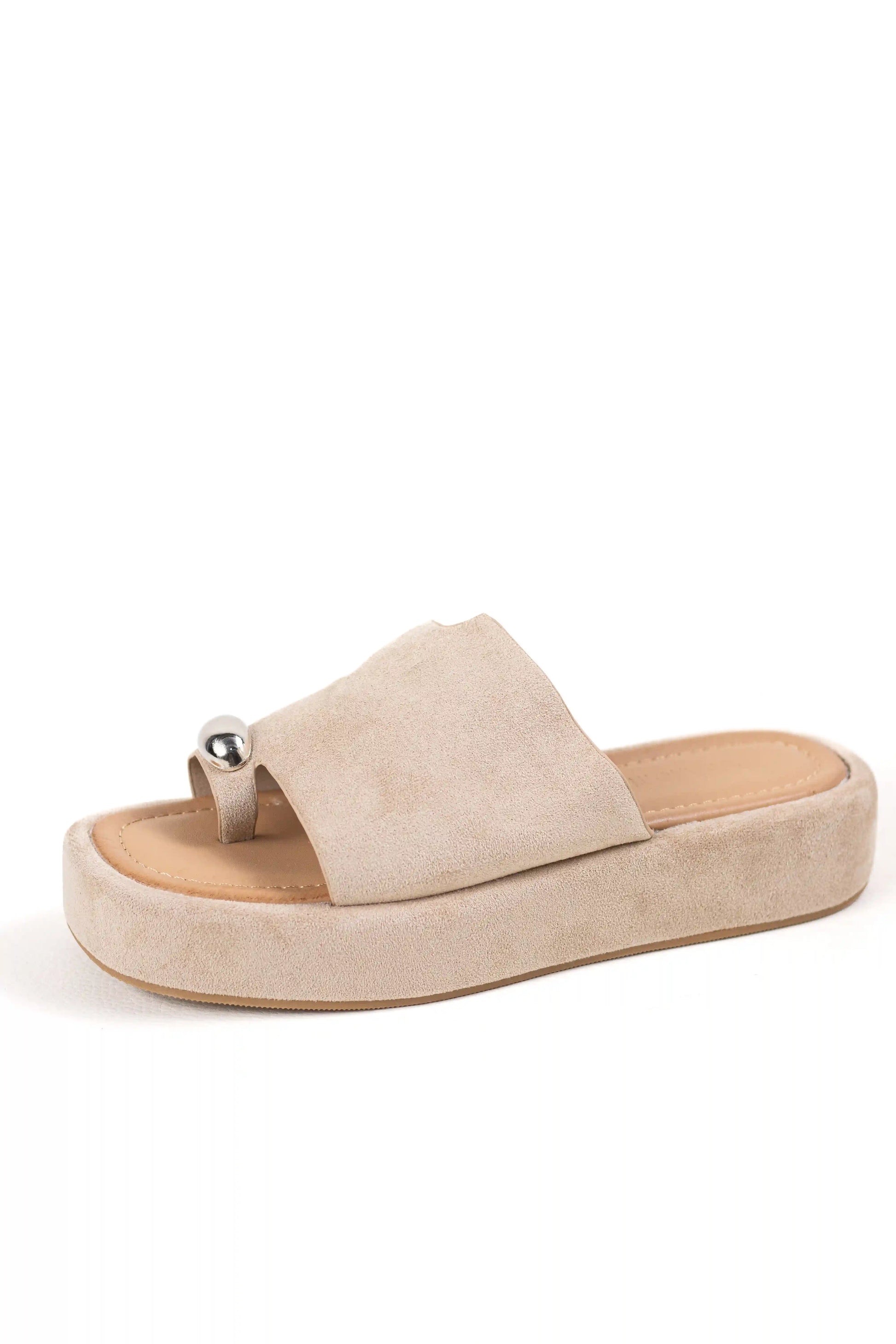 sandalias platafotma con suela acolchada estilo minimalista y detalle metalico color Khaki talla 40