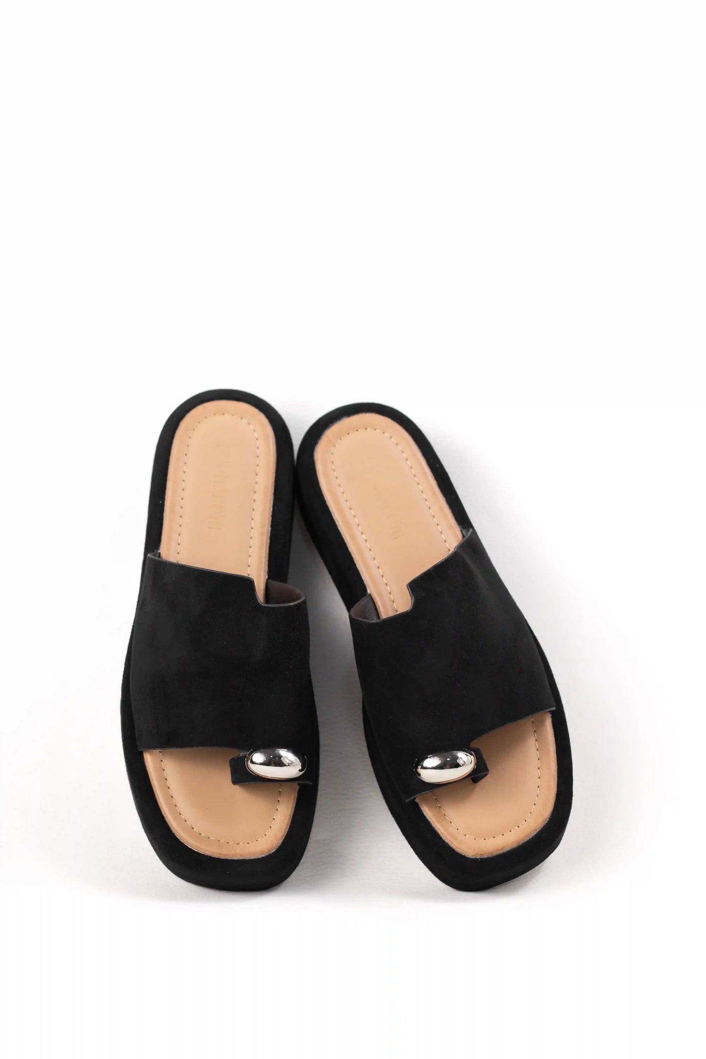 sandalias platafotma con suela acolchada estilo minimalista y detalle metalico color Negro talla 36