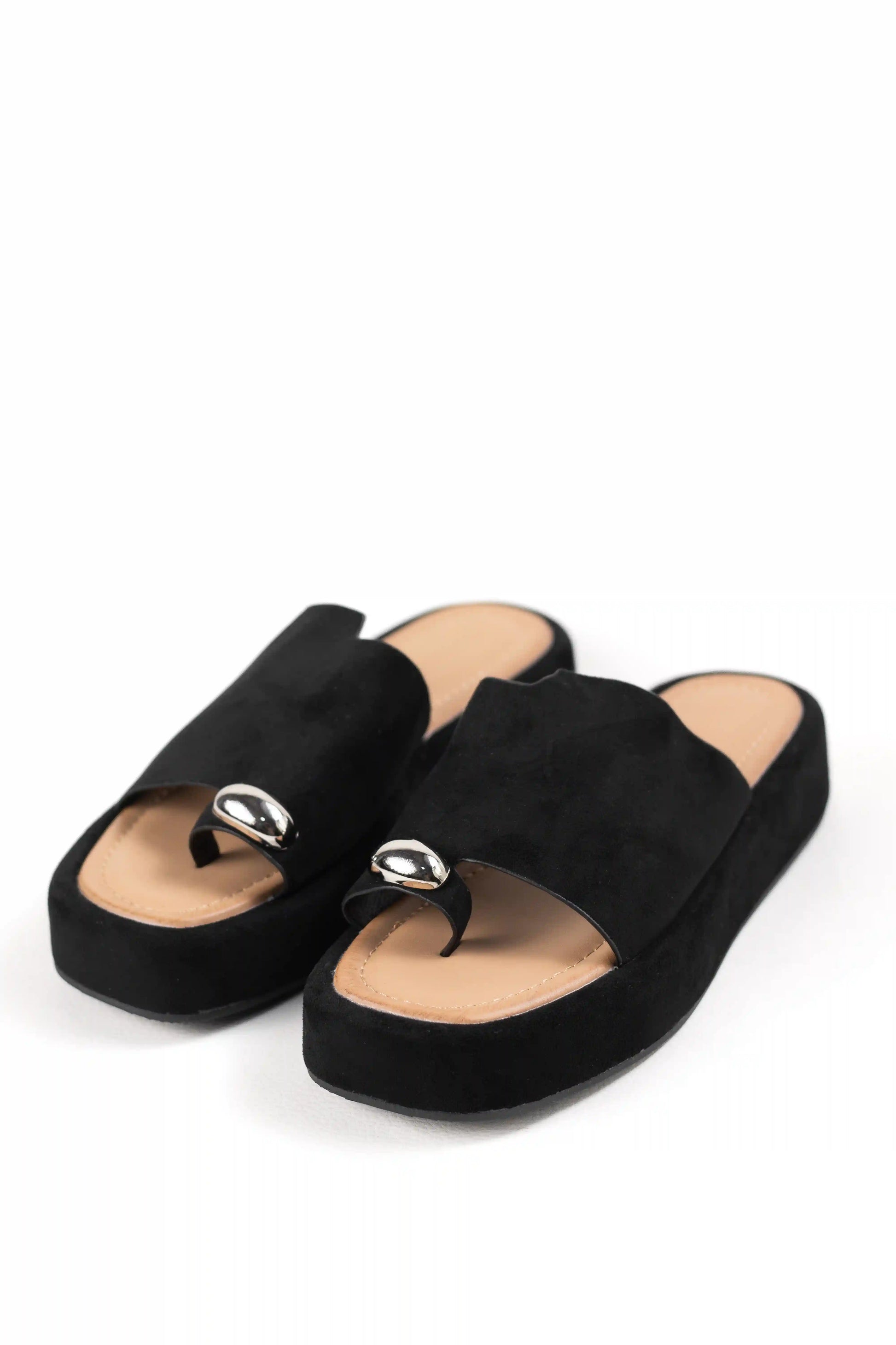 sandalias platafotma con suela acolchada estilo minimalista y detalle metalico color Negro talla 38