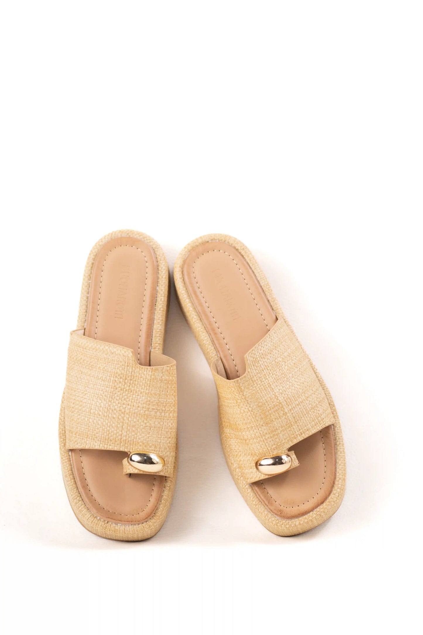 sandalias platafotma con suela acolchada estilo minimalista y detalle metalico color Beige talla 36