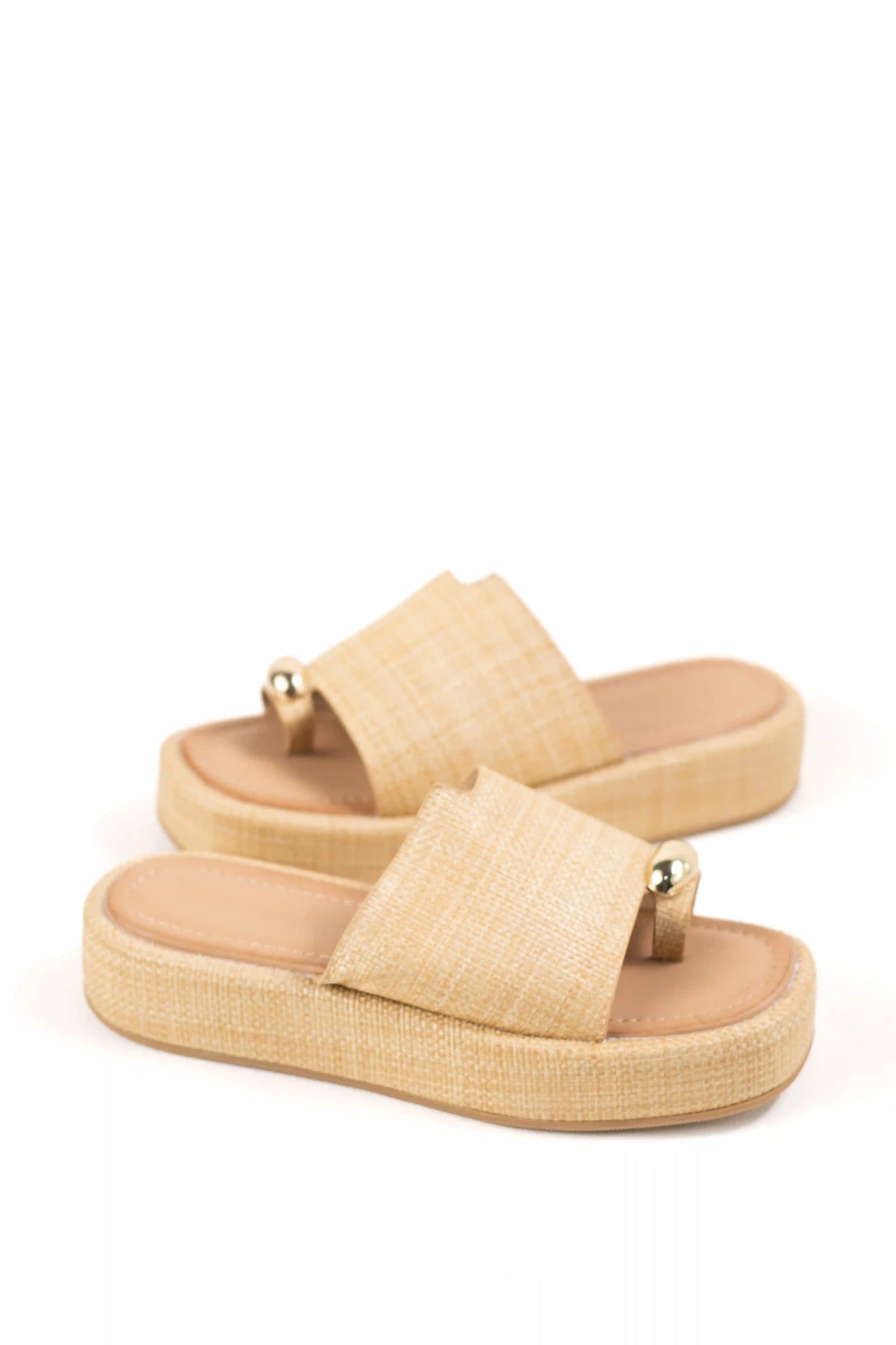 sandalias platafotma con suela acolchada estilo minimalista y detalle metalico color Beige talla 37