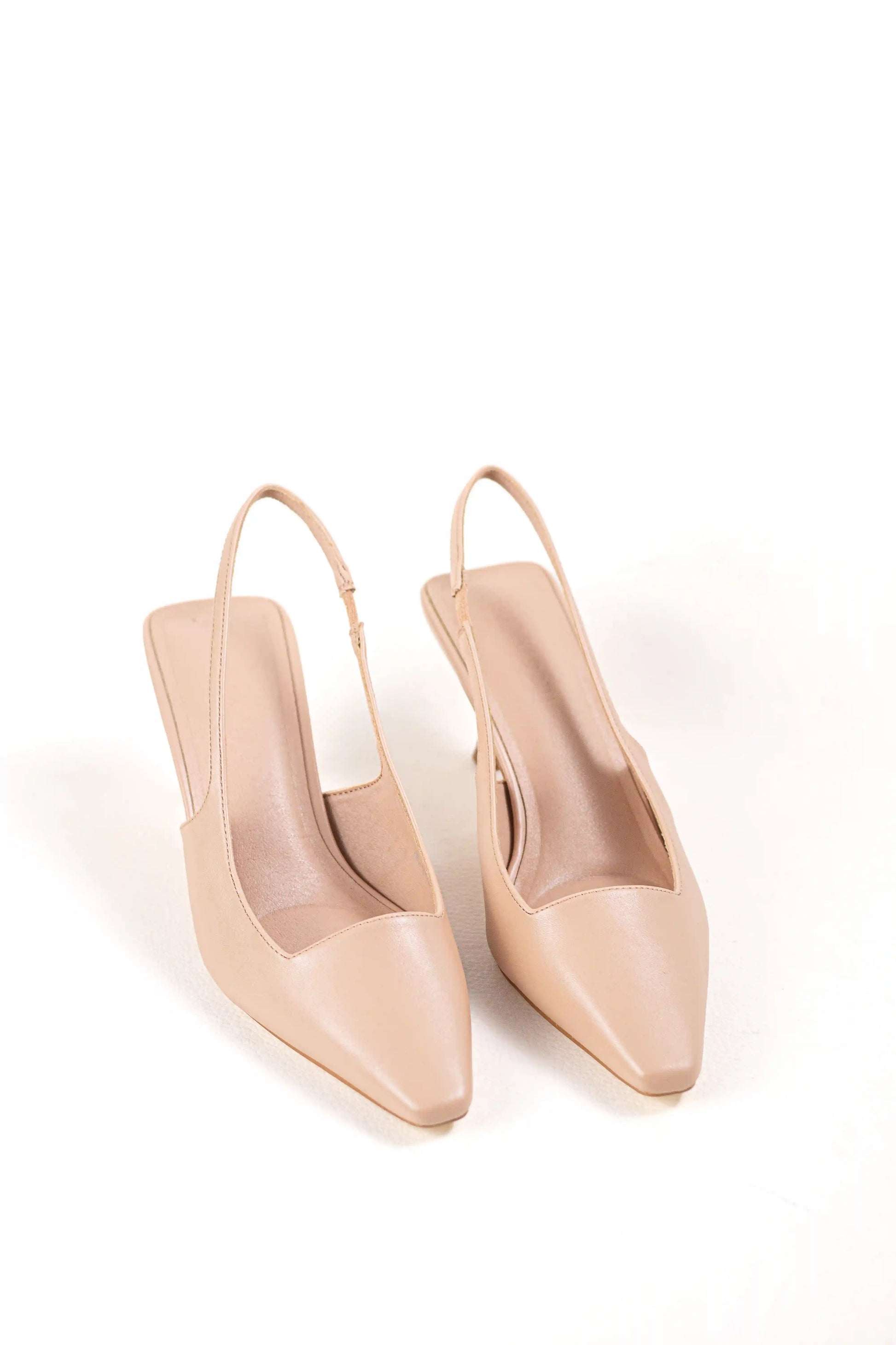 zapato destalonado con tacon alto y punta afilada elegante y comodo color Nude talla 37