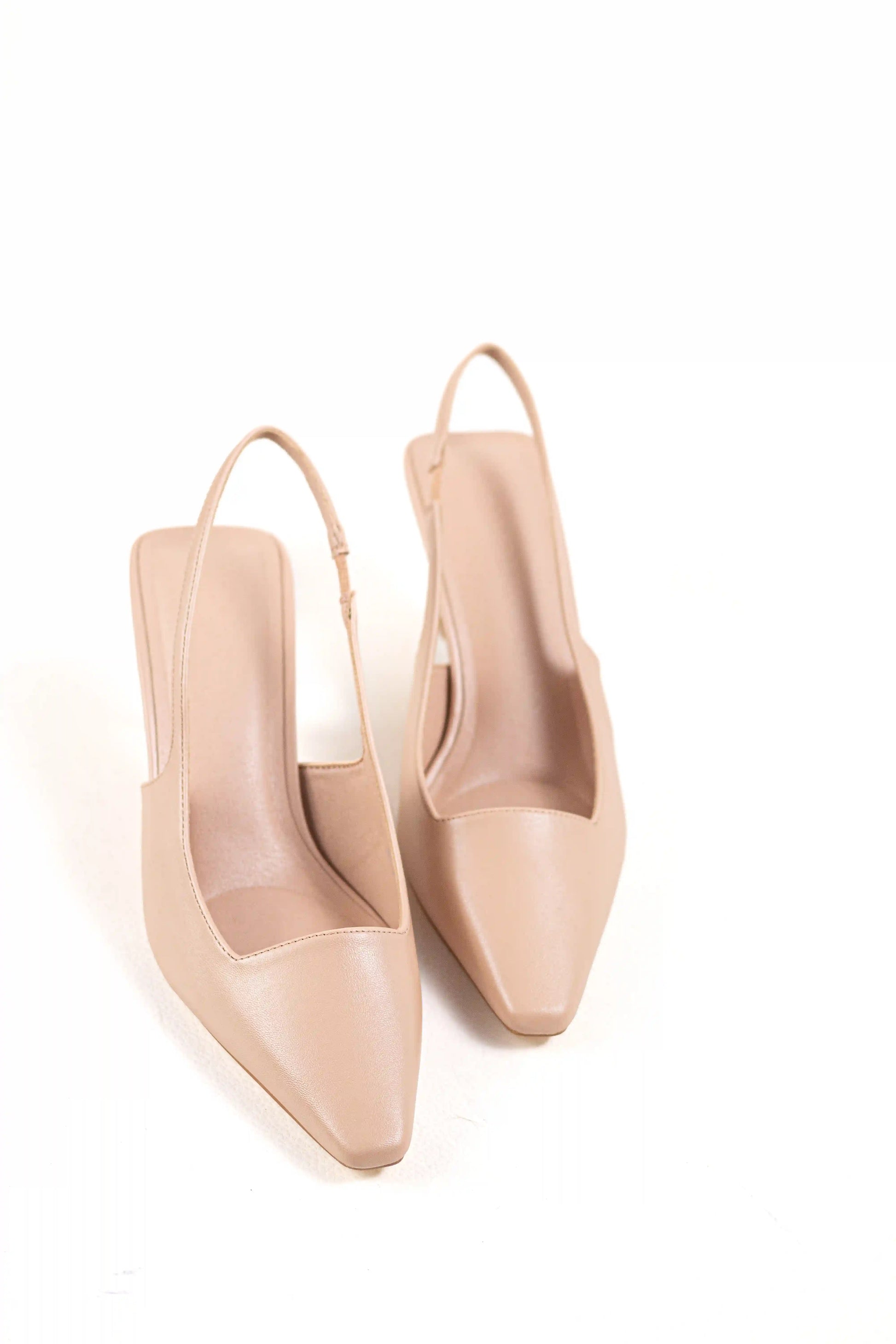 zapato destalonado con tacon alto y punta afilada elegante y comodo color Nude talla 39