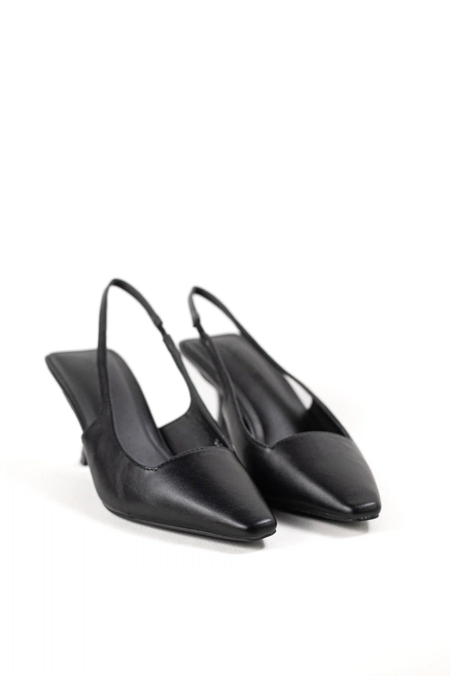 zapato destalonado con tacon alto y punta afilada elegante y comodo color Negro talla 36