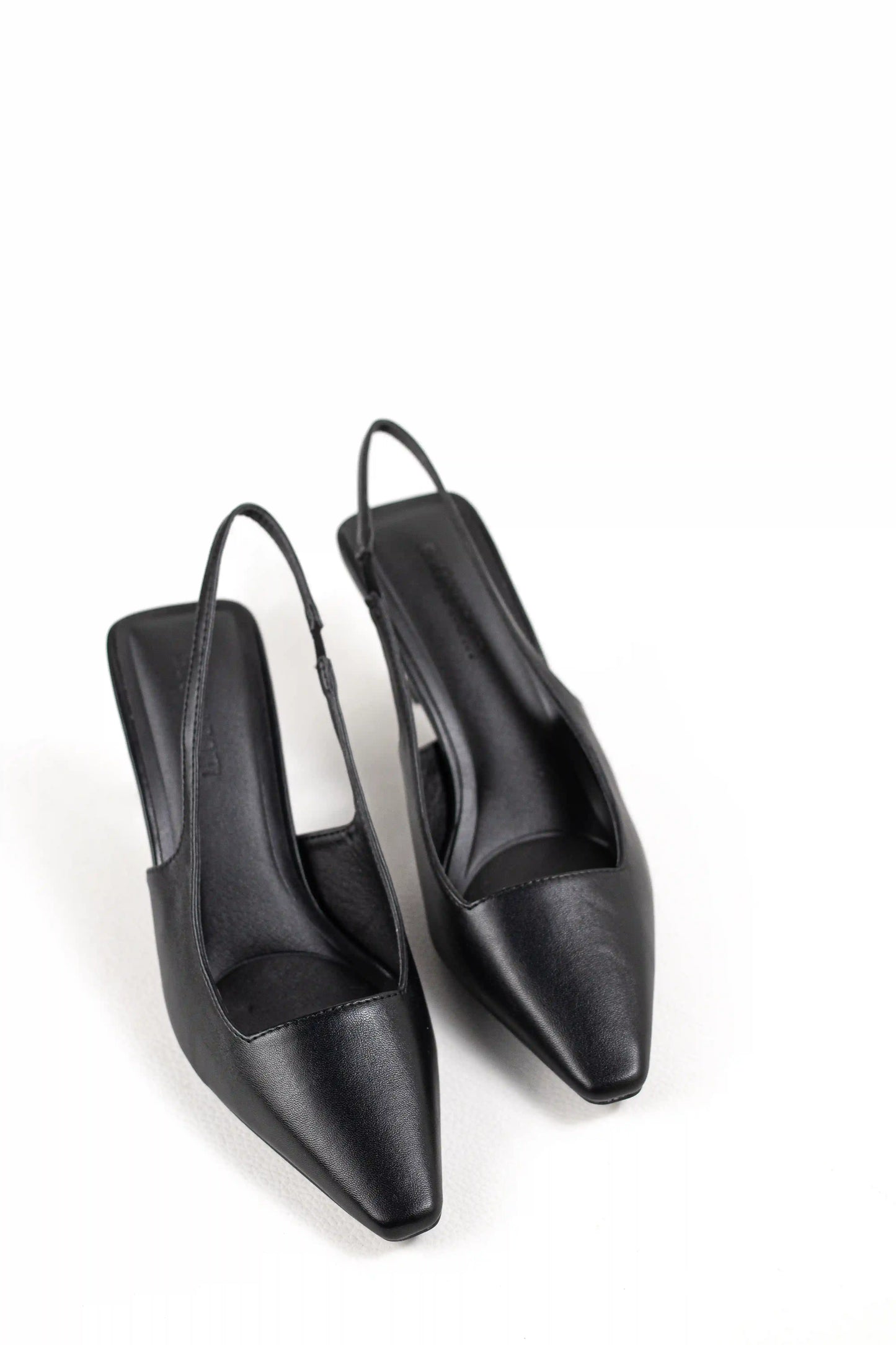 zapato destalonado con tacon alto y punta afilada elegante y comodo color Negro talla 38