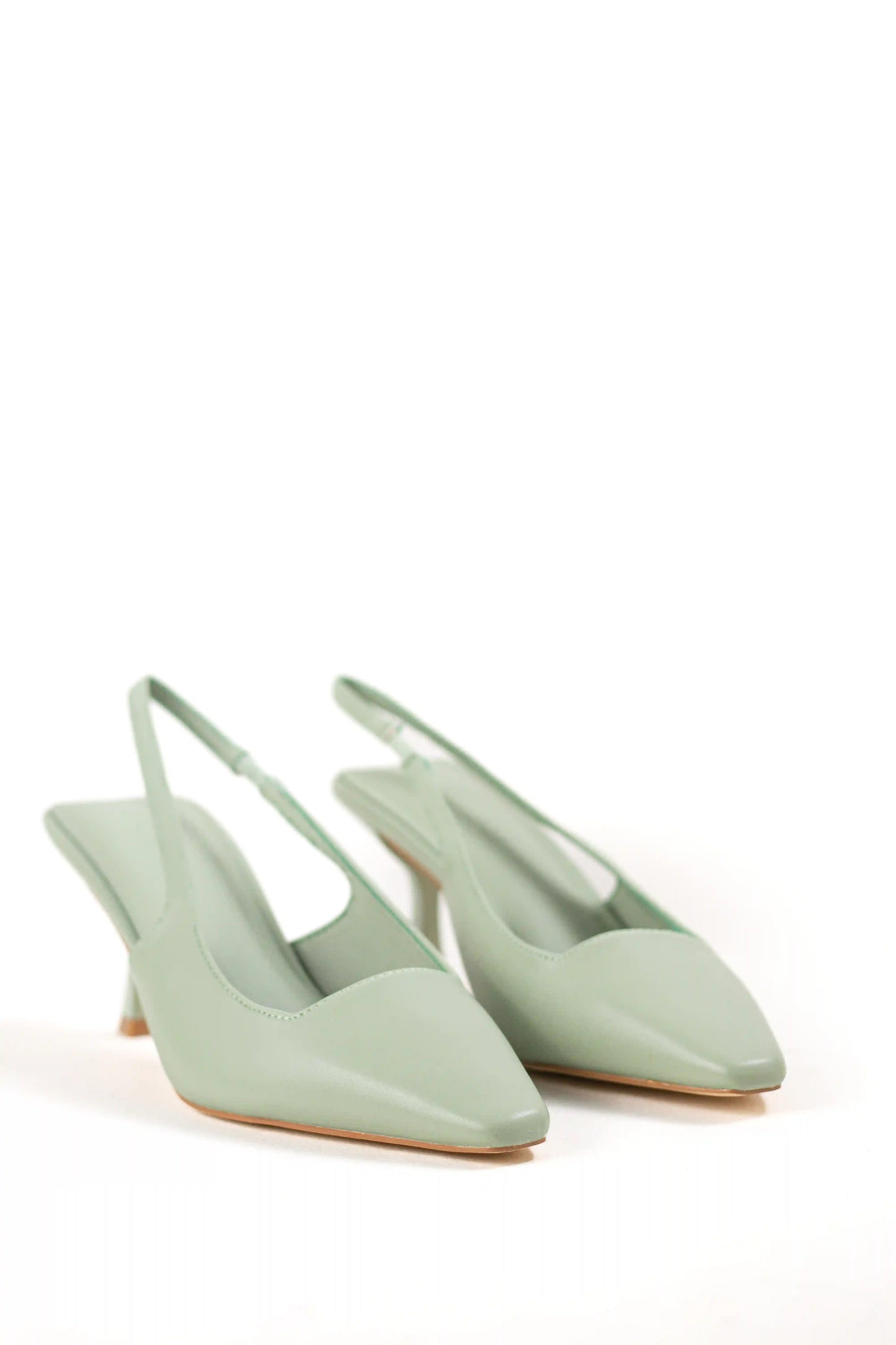 zapato destalonado con tacon alto y punta afilada elegante y comodo color Negro talla 41