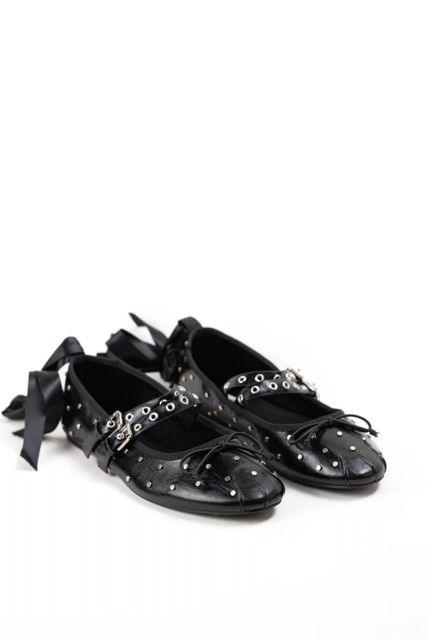 bailarina negra con tachuelas doble hebilla y cintas al tobillo corina color Negro talla 38