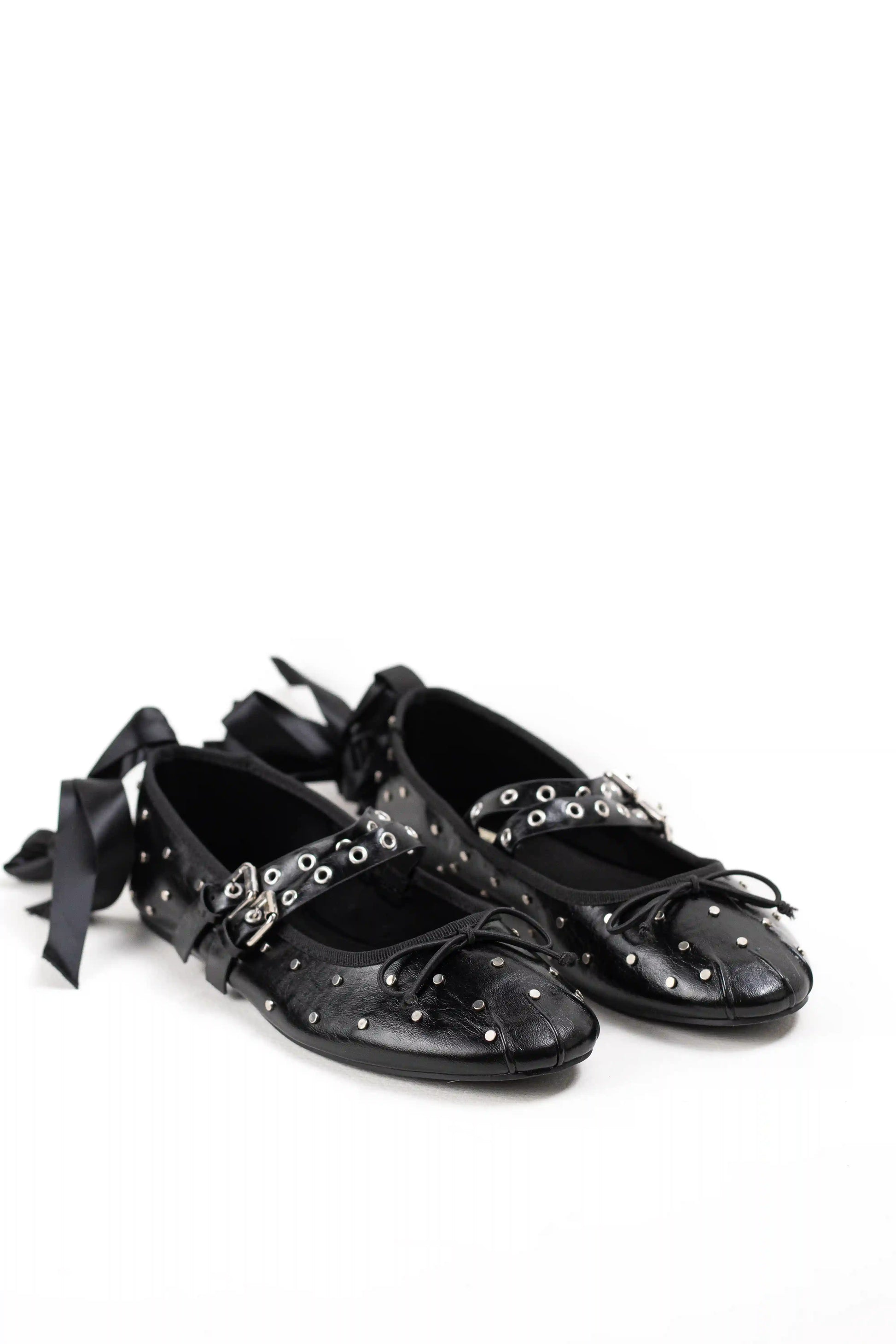 bailarina negra con tachuelas doble hebilla y cintas al tobillo corina color Negro talla 38