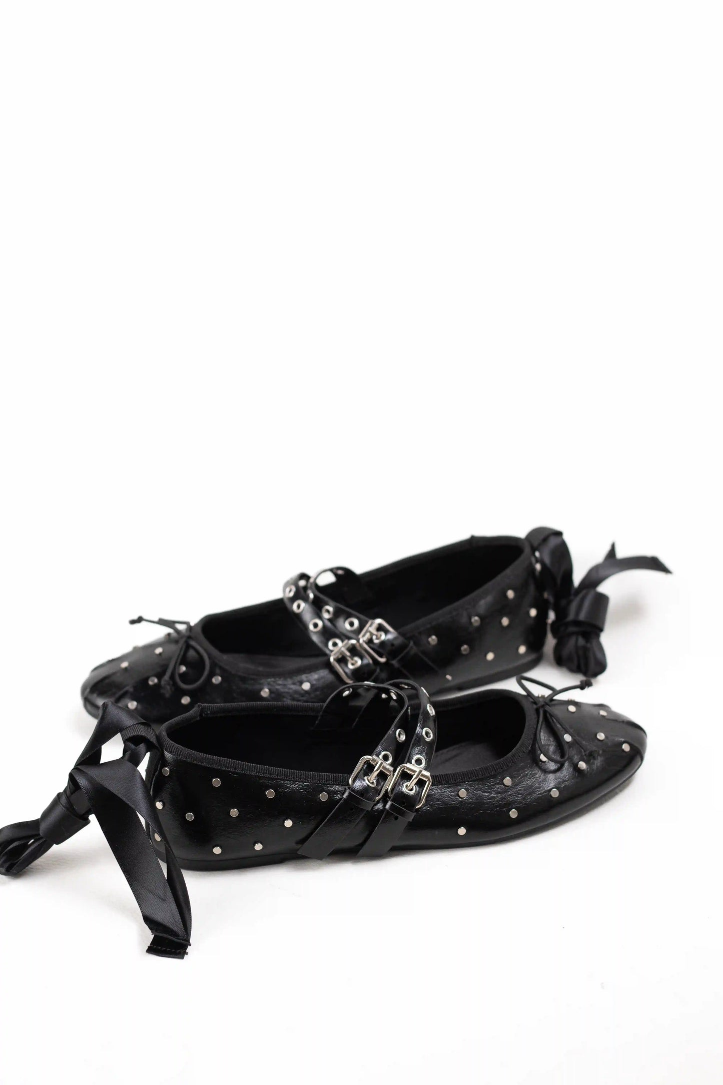 bailarina negra con tachuelas doble hebilla y cintas al tobillo corina color Negro talla 40