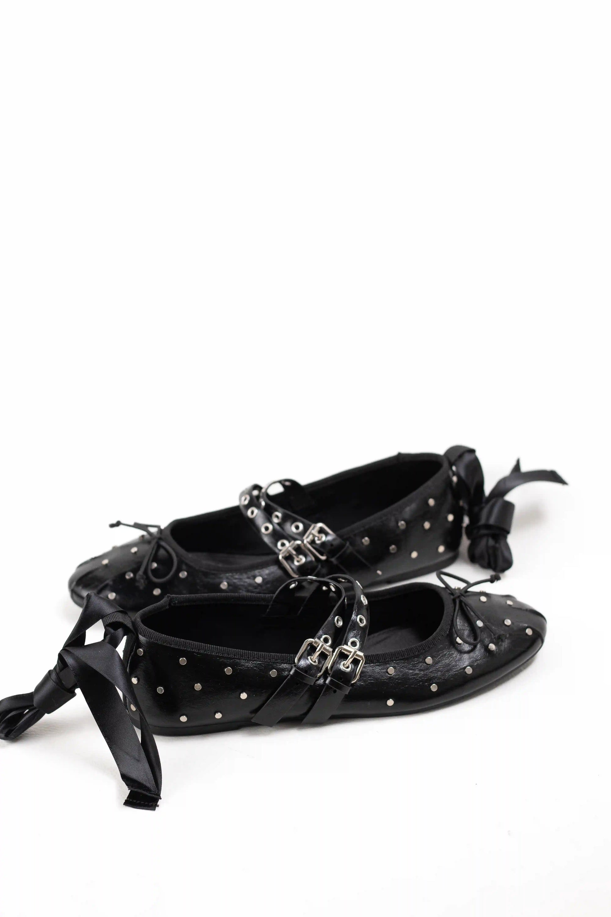 bailarina negra con tachuelas doble hebilla y cintas al tobillo corina color Negro talla 40