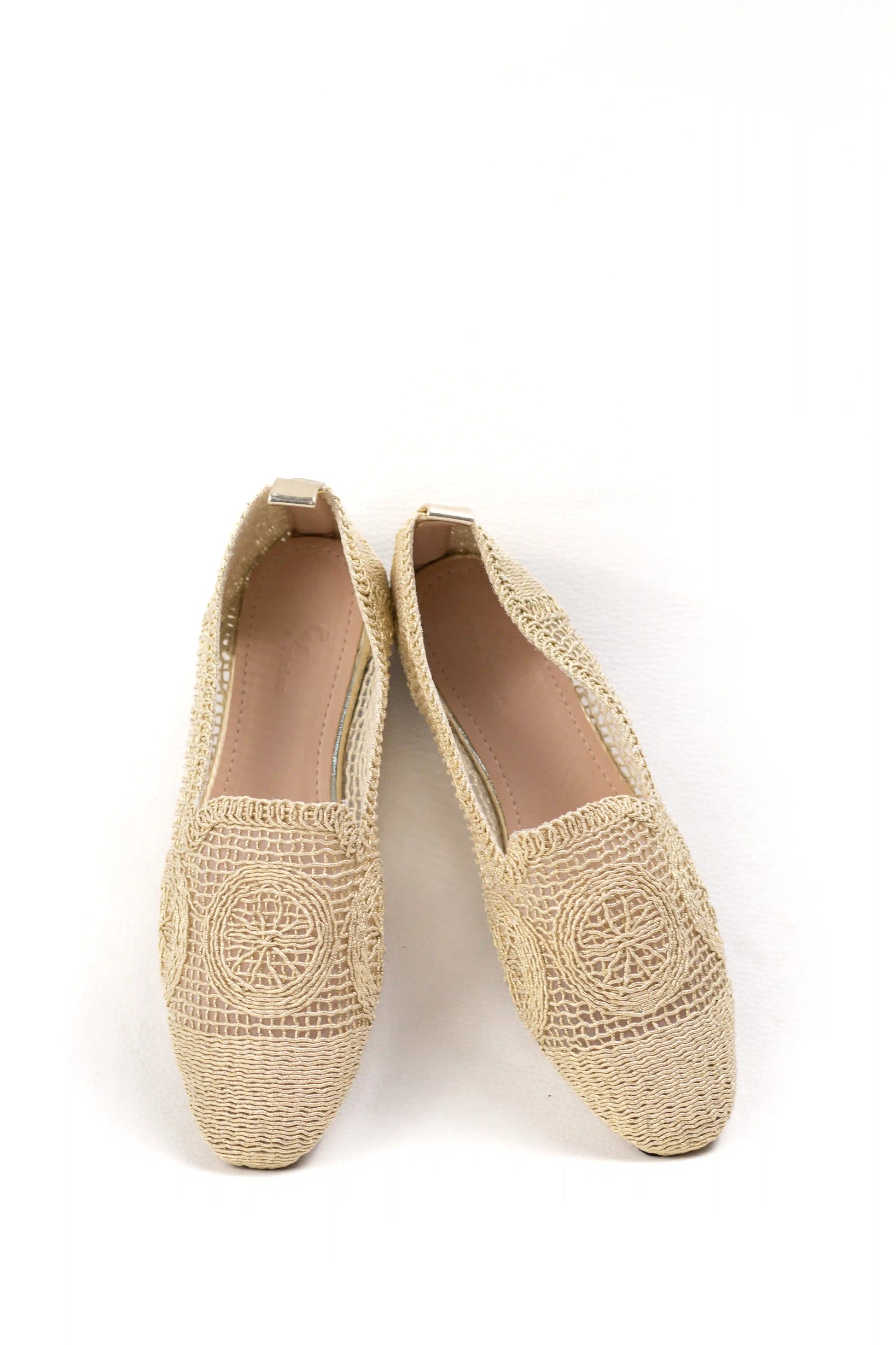 mocasines de malla calada con diseno artesanal y suela plana color Dorado talla 37