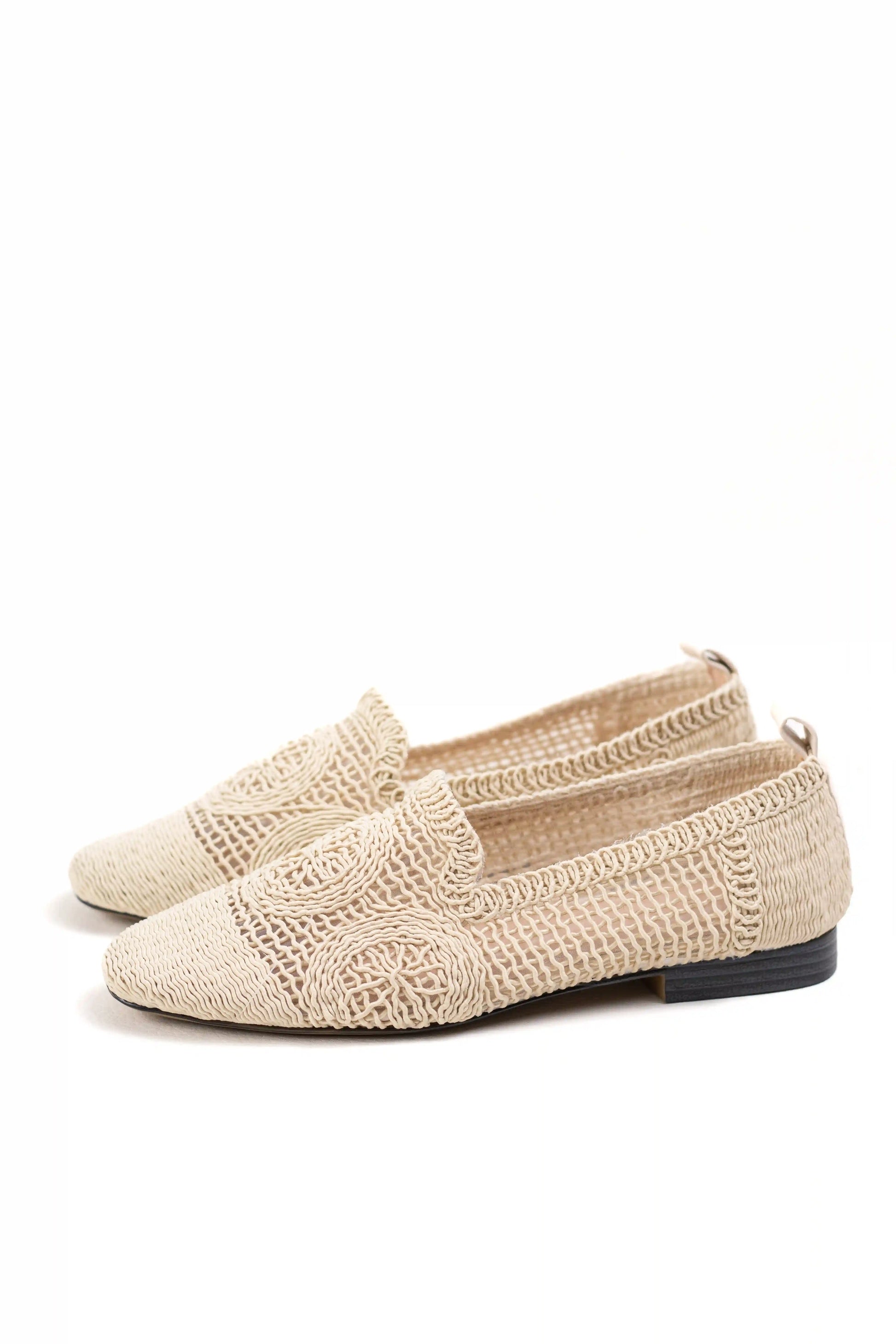 mocasines de malla calada con diseno artesanal y suela plana color Dorado talla 41