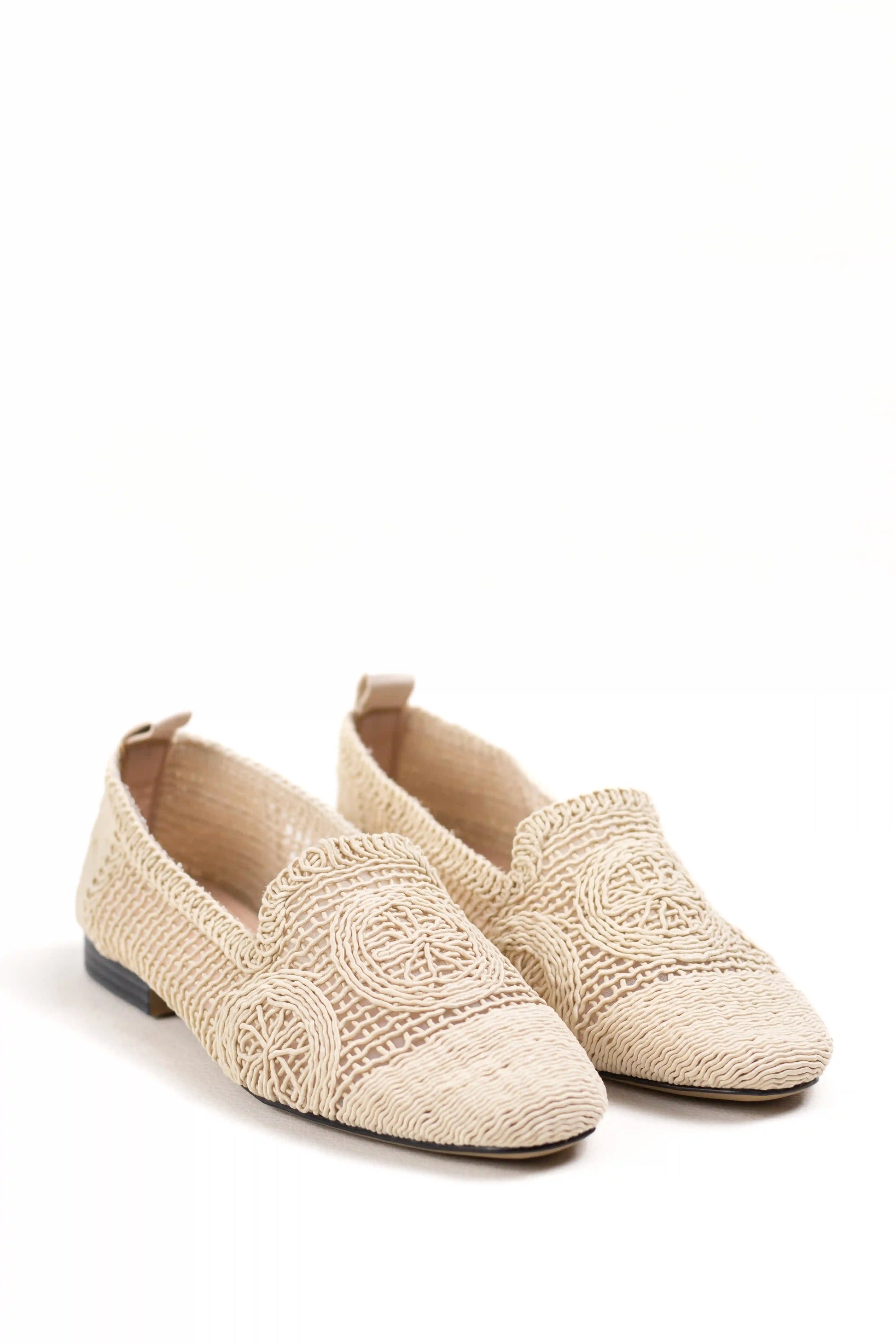 mocasines de malla calada con diseno artesanal y suela plana color Beige talla 36
