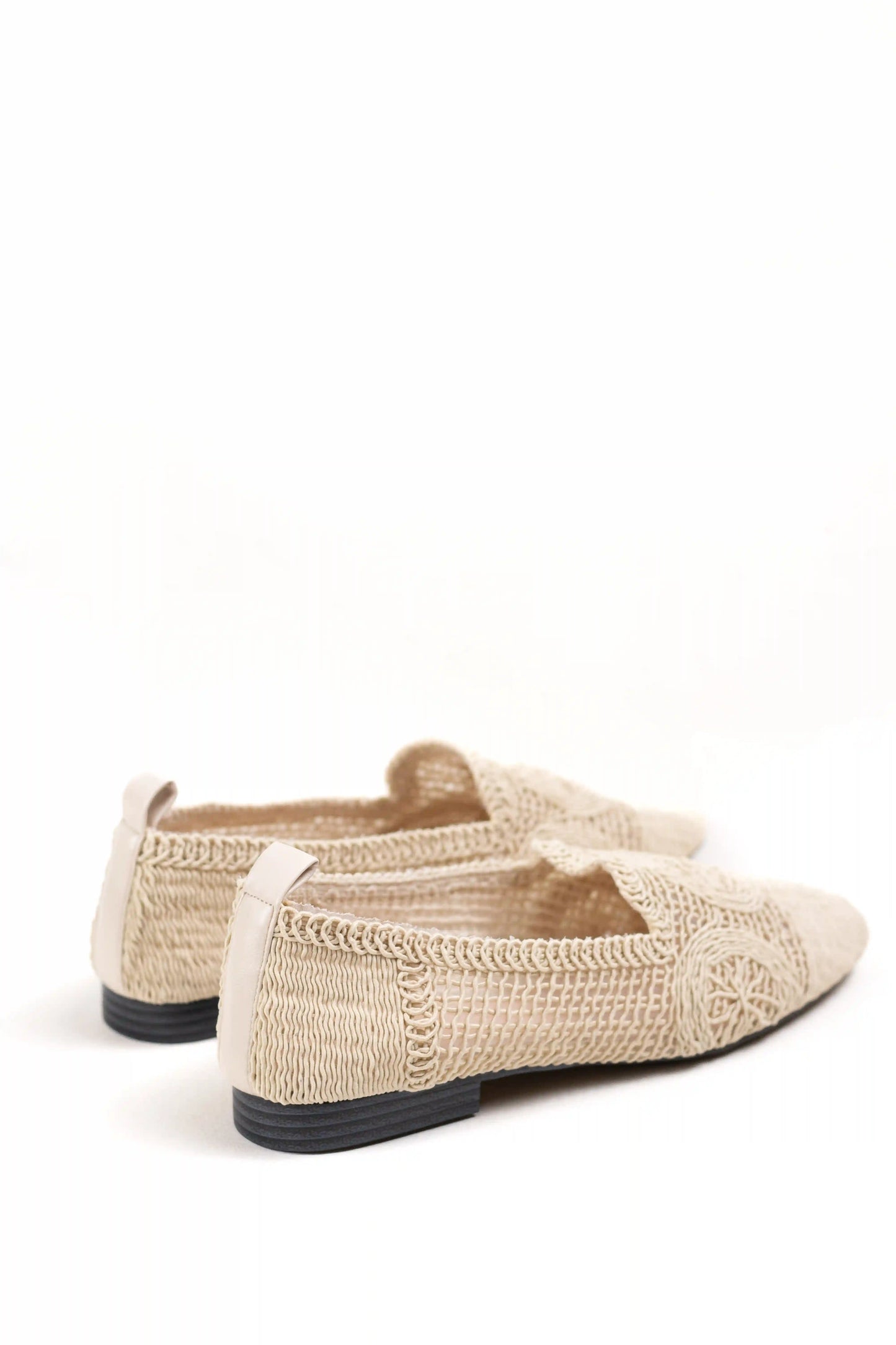 mocasines de malla calada con diseno artesanal y suela plana color Beige talla 38
