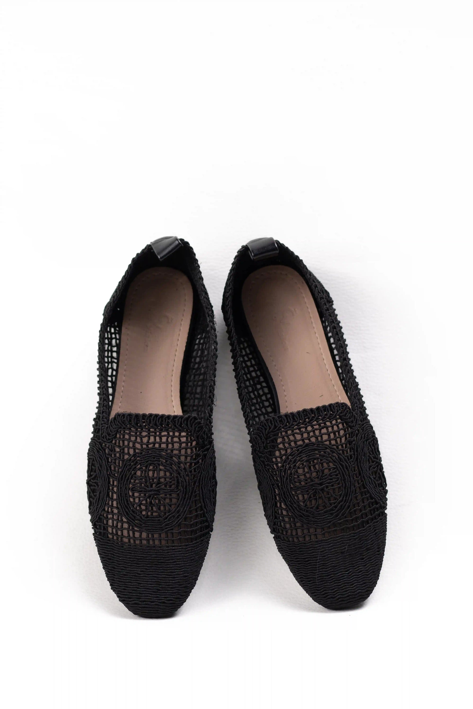 mocasines de malla calada con diseno artesanal y suela plana color Negro talla 36