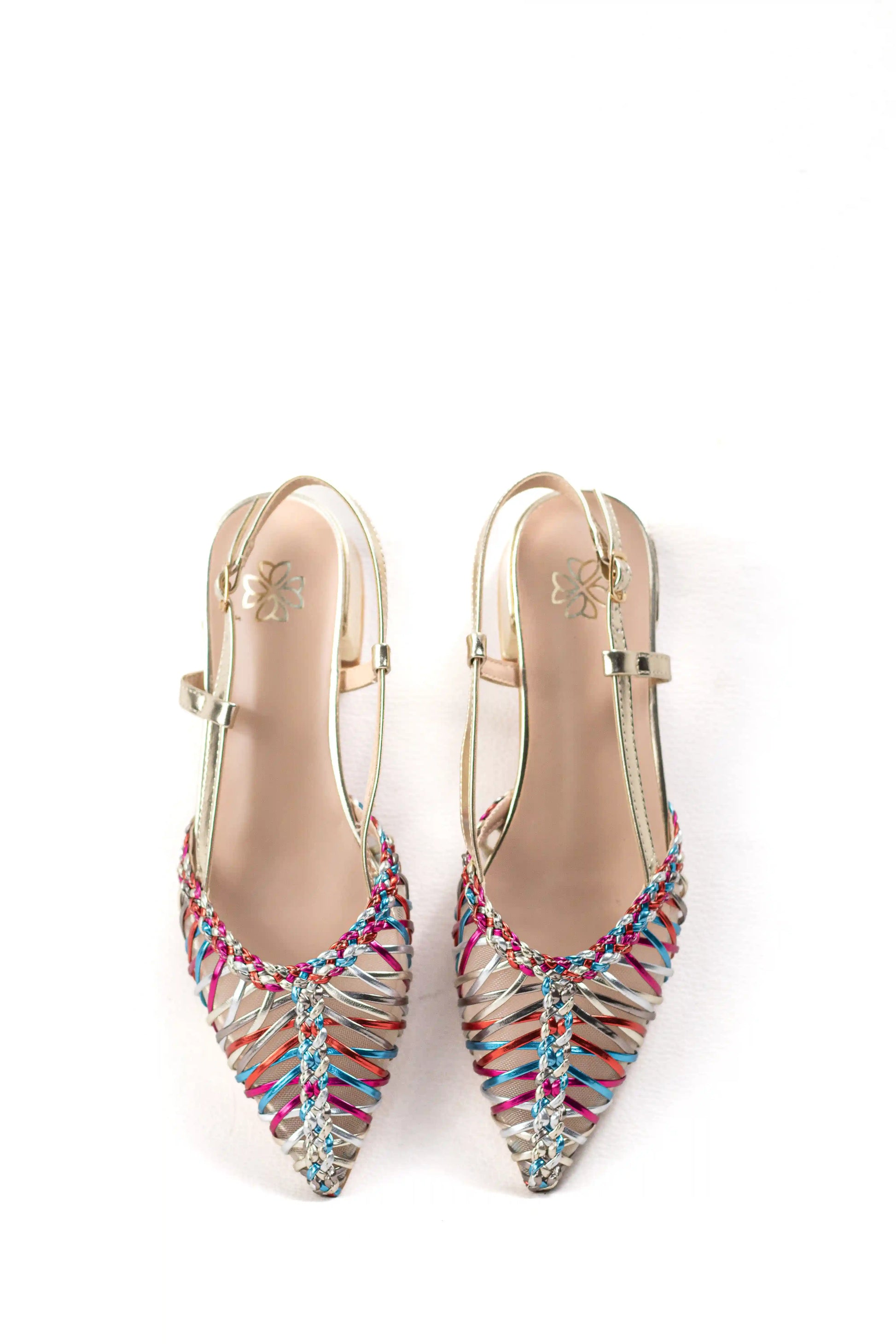 zapatos destalonados con tiras entrelazadas y tacon metalizado color Champam talla 36