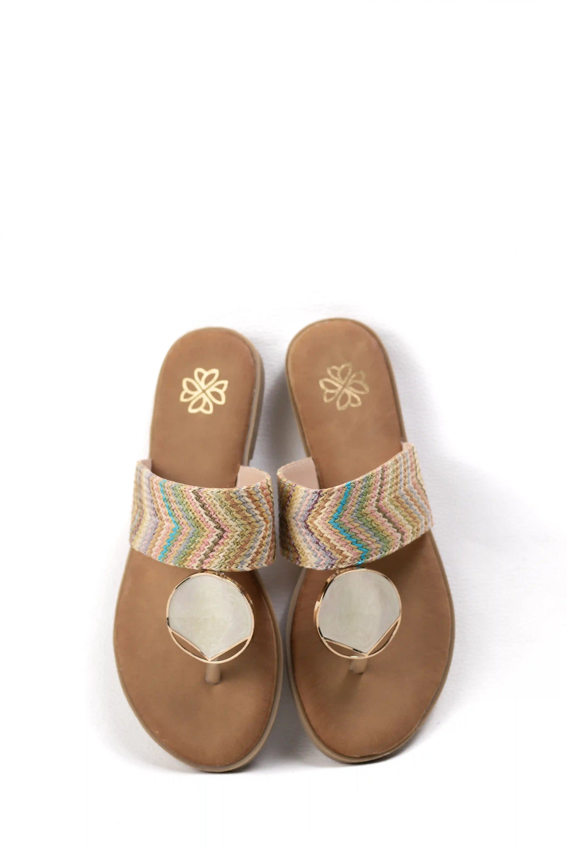 sandalias planas estilo boho con detalles de nacar y tejido multicolor color Rosa talla 37