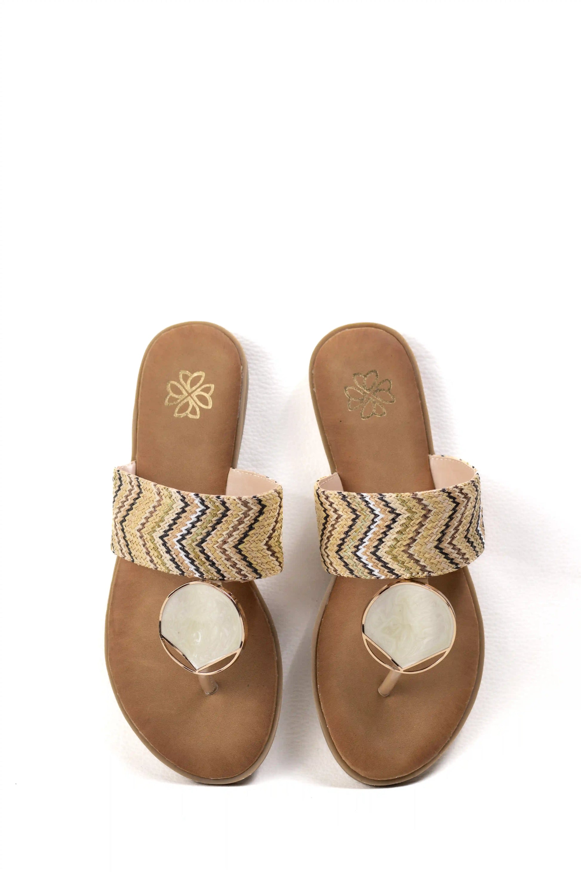 sandalias planas estilo boho con detalles de nacar y tejido multicolor color Apricot talla 37