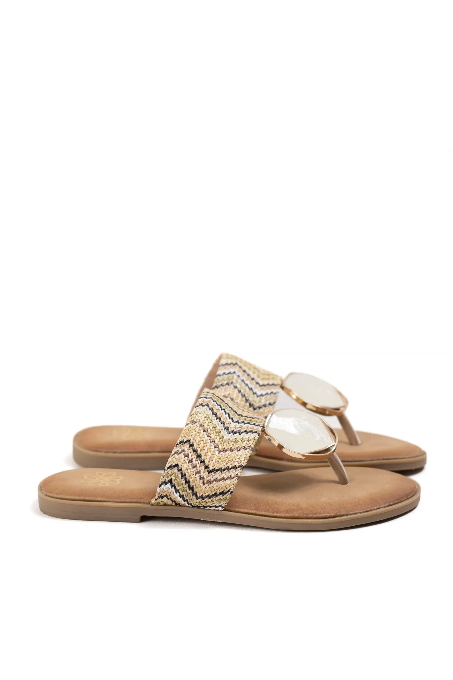 sandalias planas estilo boho con detalles de nacar y tejido multicolor color Apricot talla 38