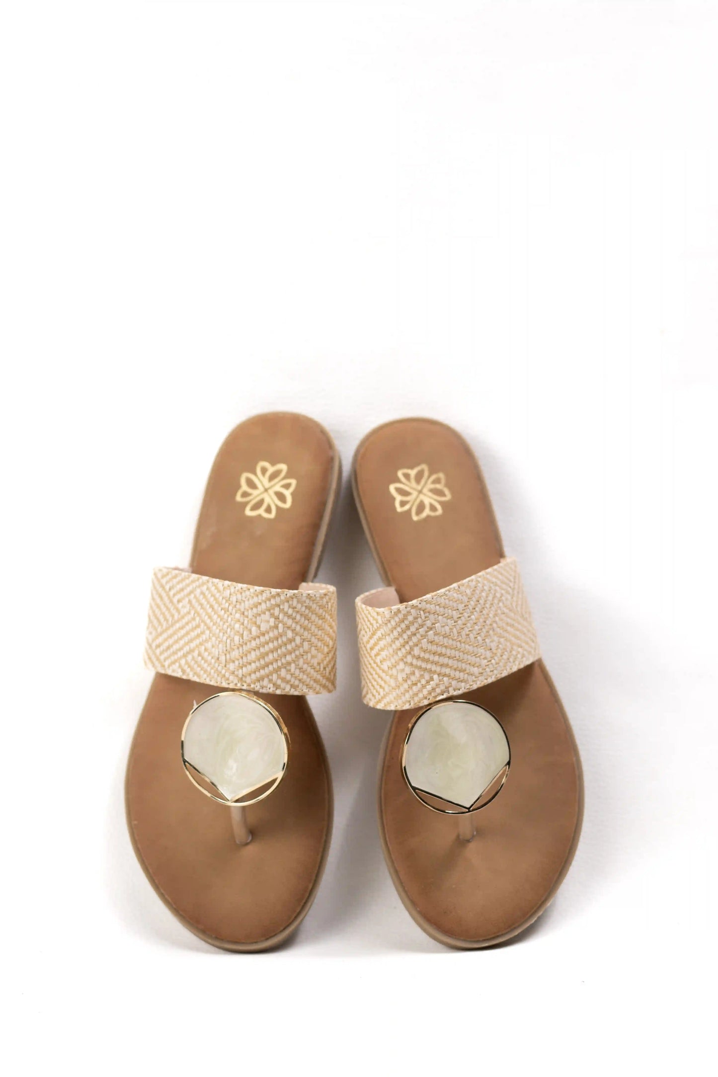 sandalias planas estilo boho con detalles de nacar y tejido multicolor color Beige talla 36