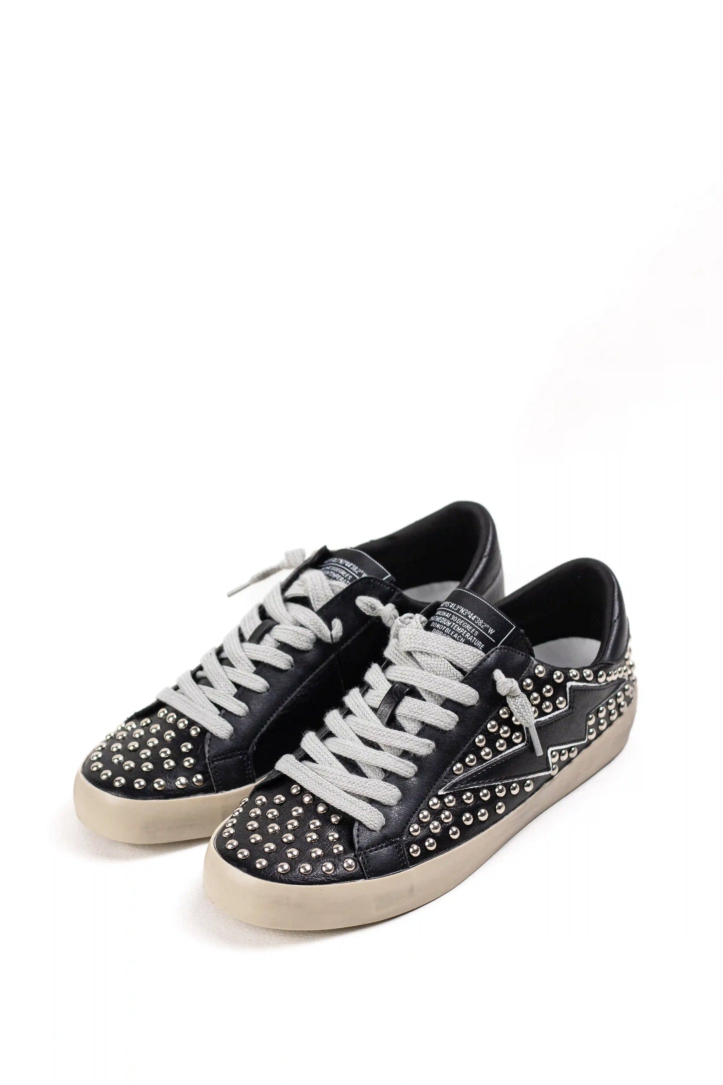 Zapatillas mujer con tachuelas metálicas y detalle rayo estilo urbano suela goma Corina