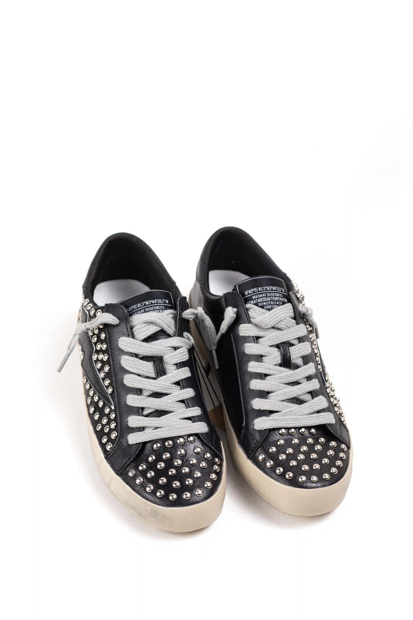 Zapatillas mujer con tachuelas metálicas y detalle rayo estilo urbano suela goma Corina