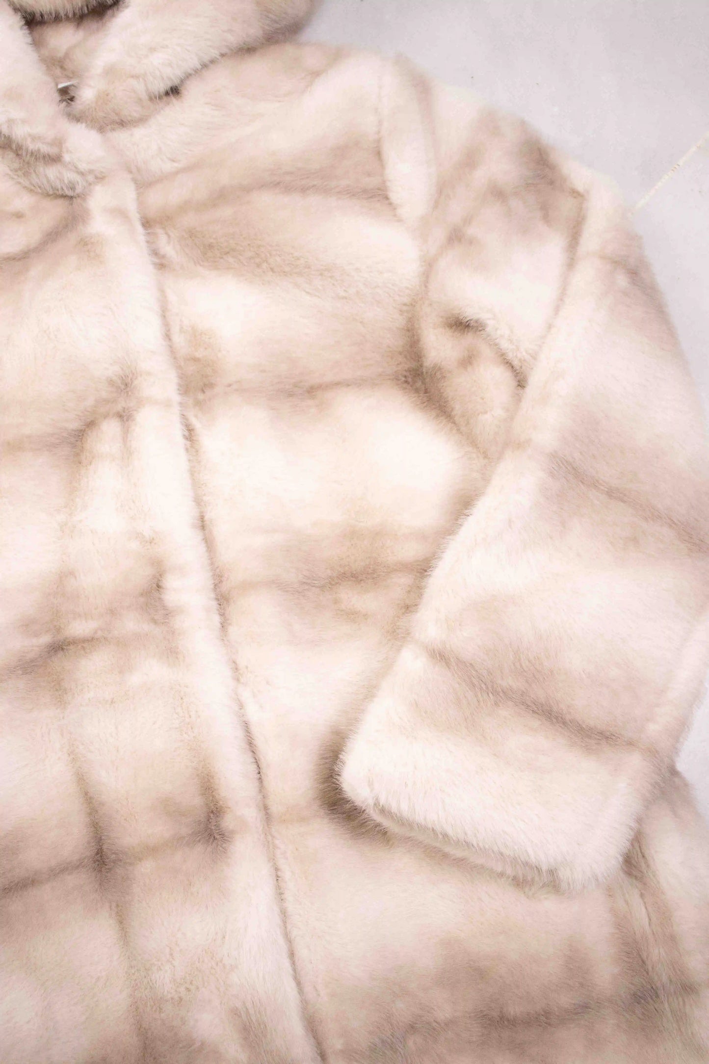 Abrigo de pelo sintético con cinturón y diseño elegante para invierno