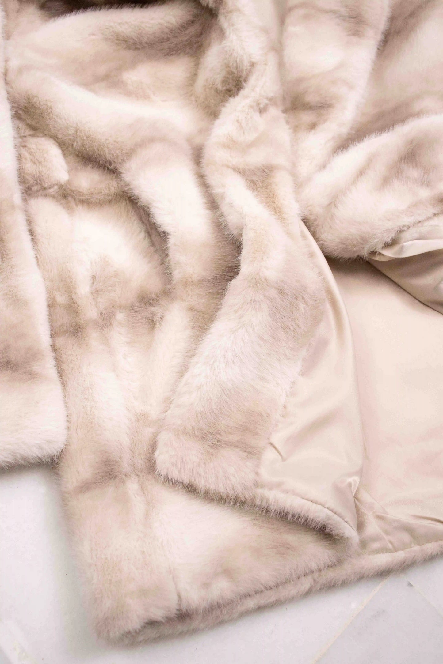 Abrigo de pelo sintético con cinturón y diseño elegante para invierno