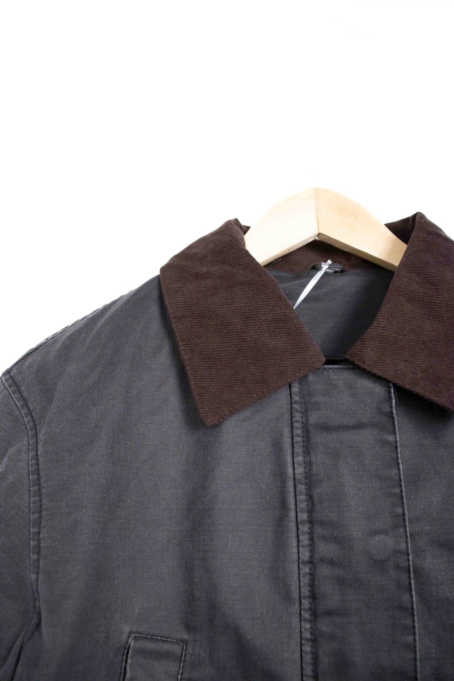 Chaqueta encerada con cuello de pana y bolsillos estilo clásico