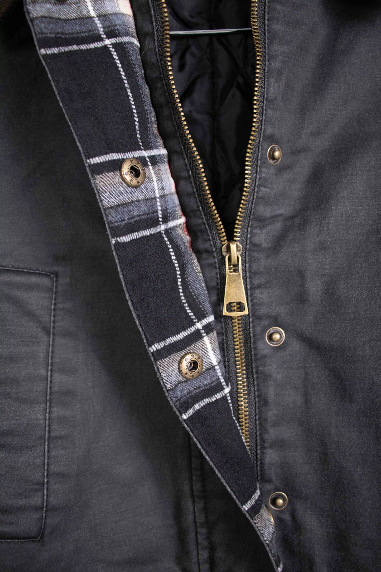 Chaqueta encerada con cuello de pana y bolsillos estilo clásico