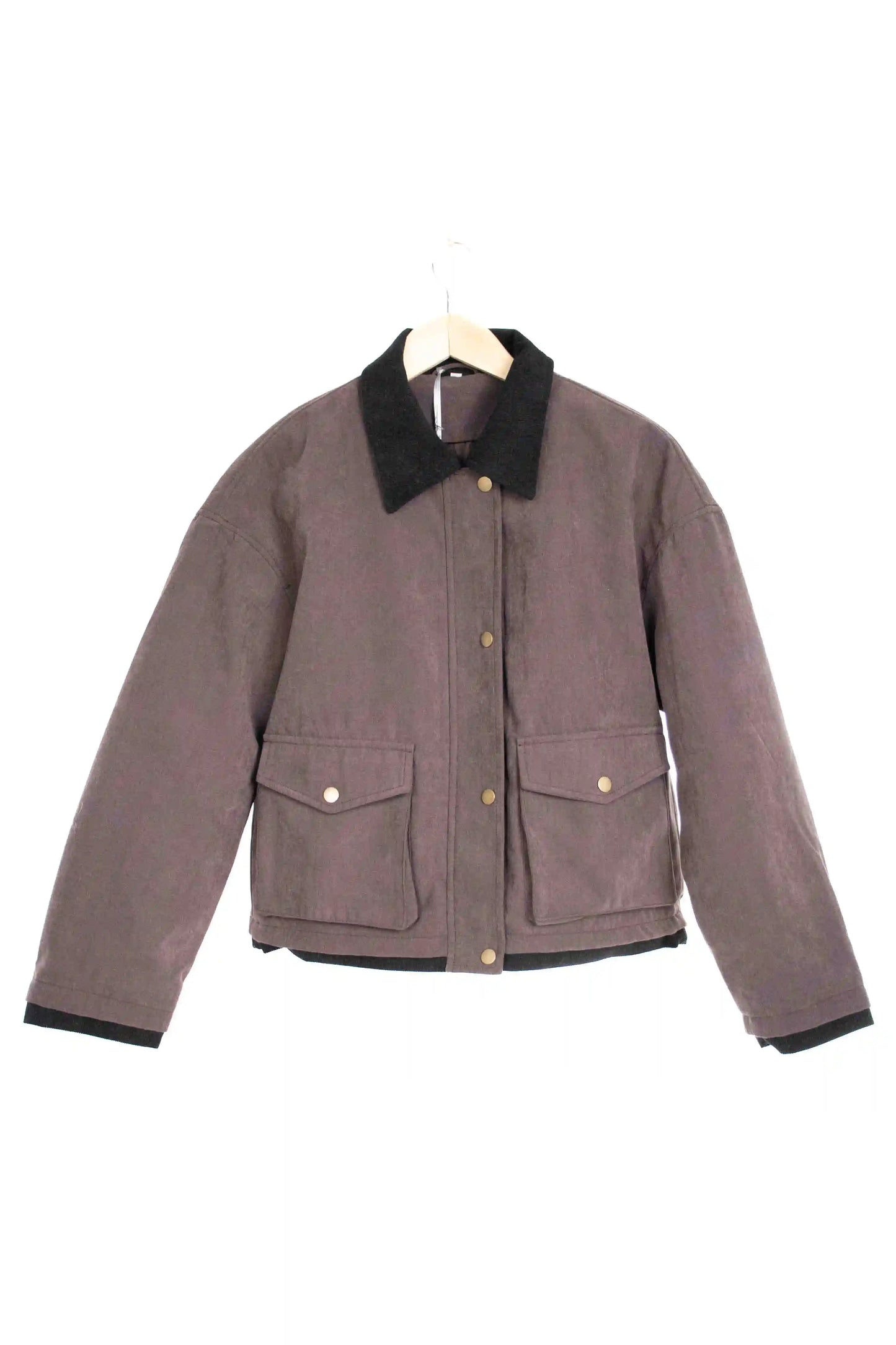 Chaqueta corta estilo workwear con cuello contrastado