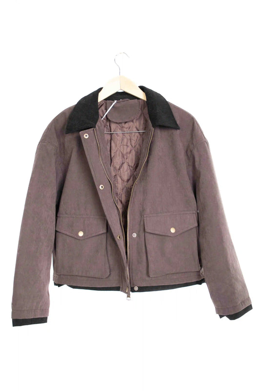 Chaqueta corta estilo workwear con cuello contrastado