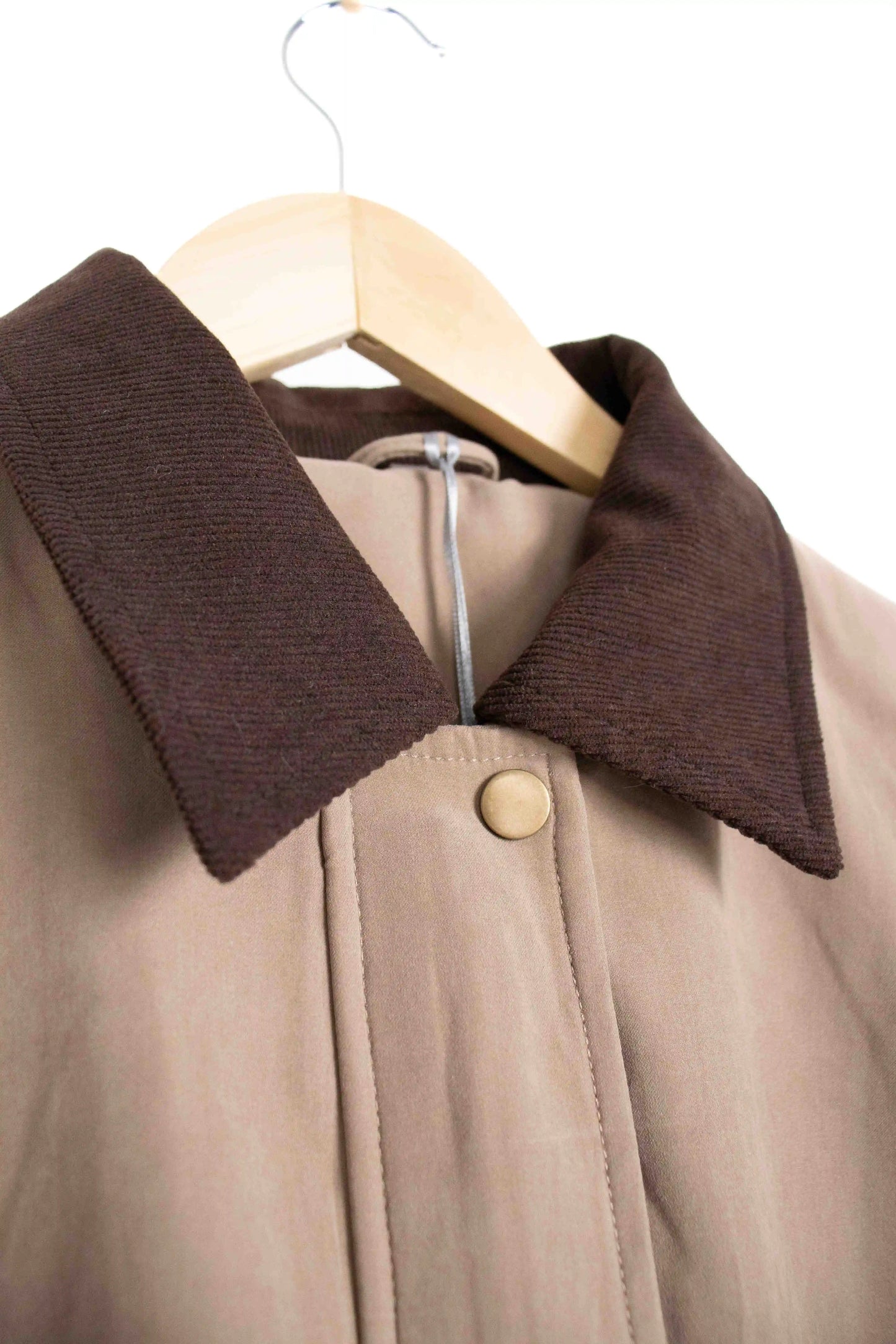 Chaqueta corta estilo workwear con cuello contrastado