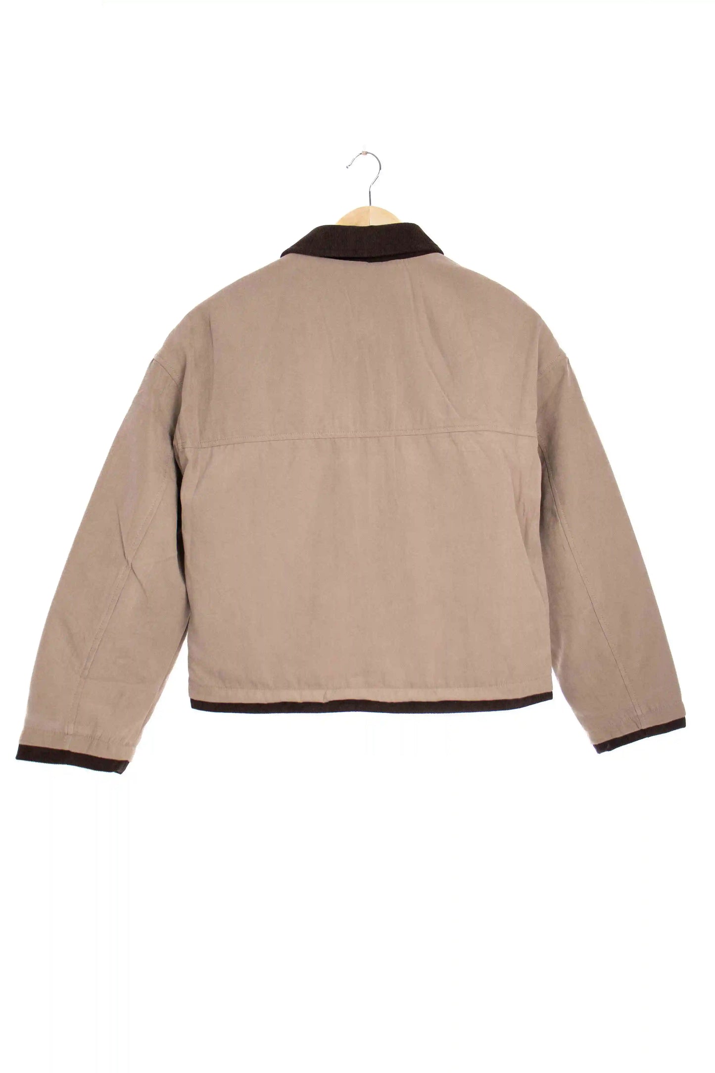 Chaqueta corta estilo workwear con cuello contrastado