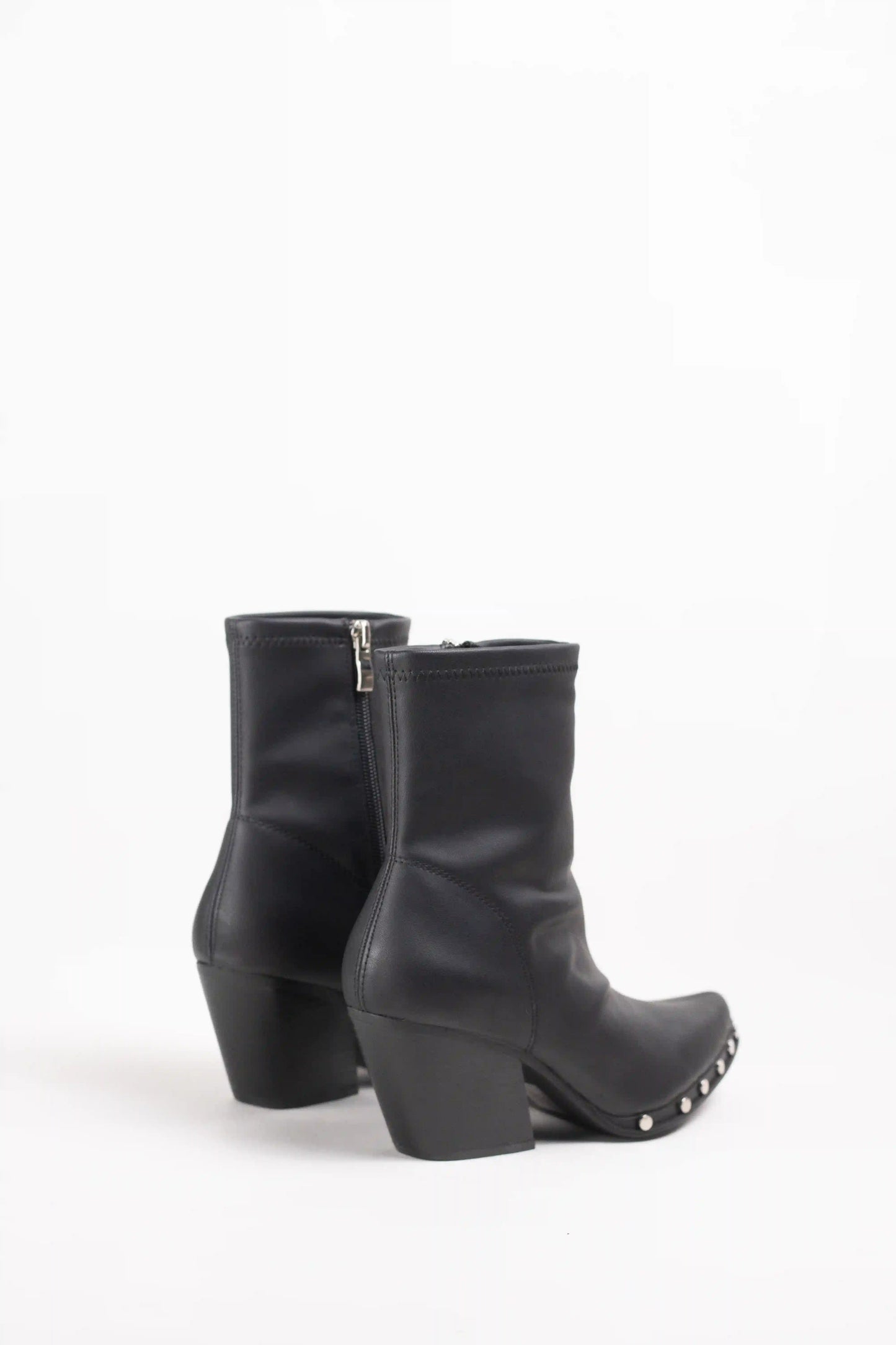 Botines cowboy mujer con tacón medio y tachuelas metálicas en piel sintética