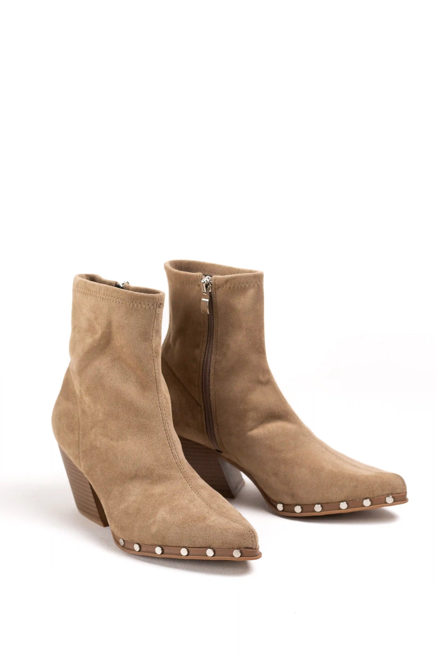 Botines cowboy mujer con tacón medio y tachuelas metálicas en piel sintética