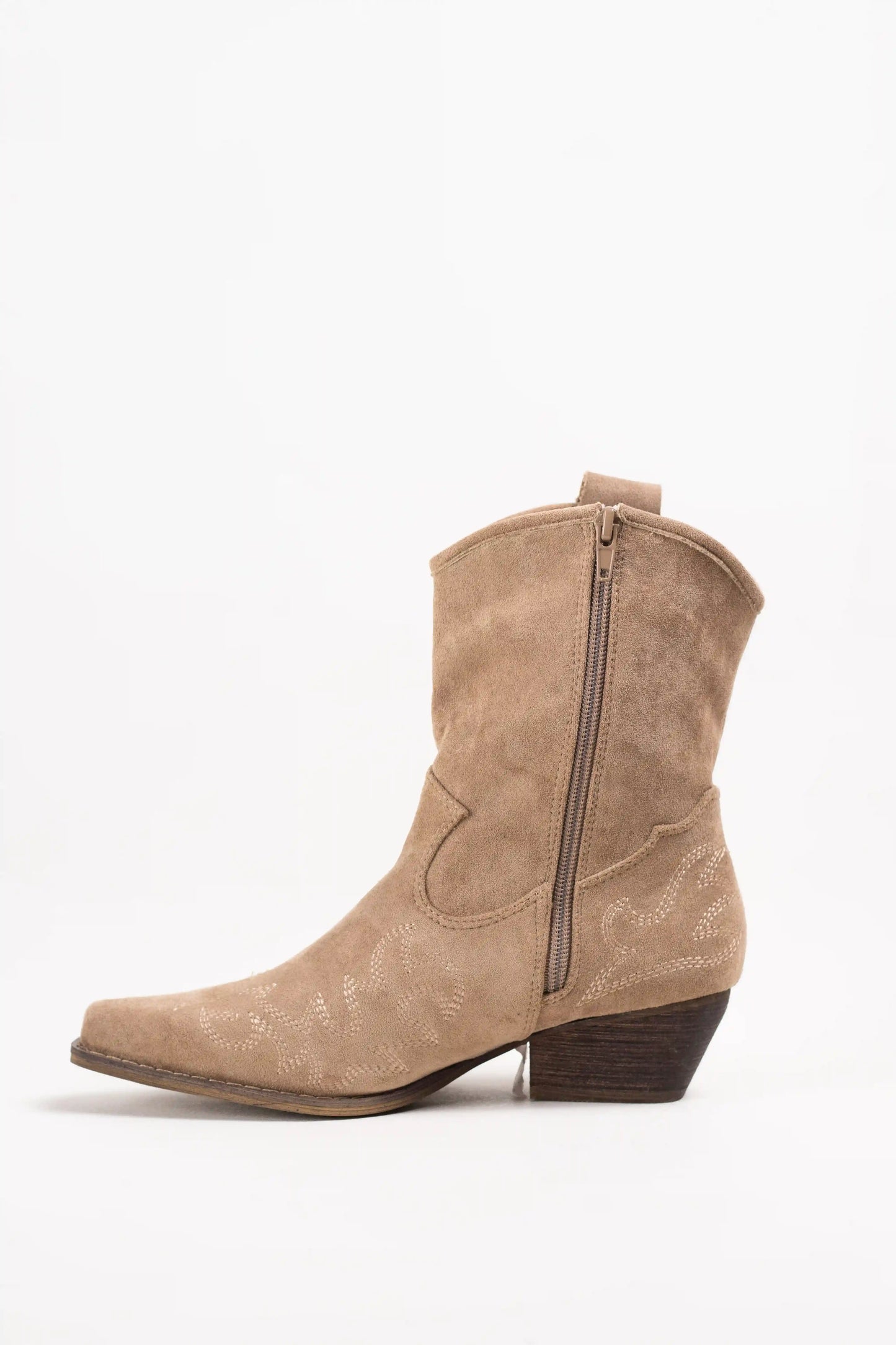 Botines cowboy con bordados y tacón cubano