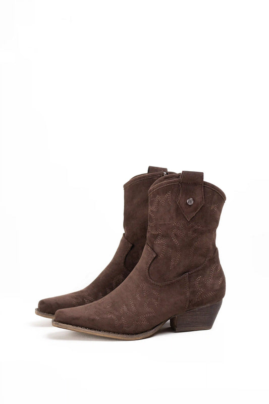 Botines cowboy con bordados y tacón cubano