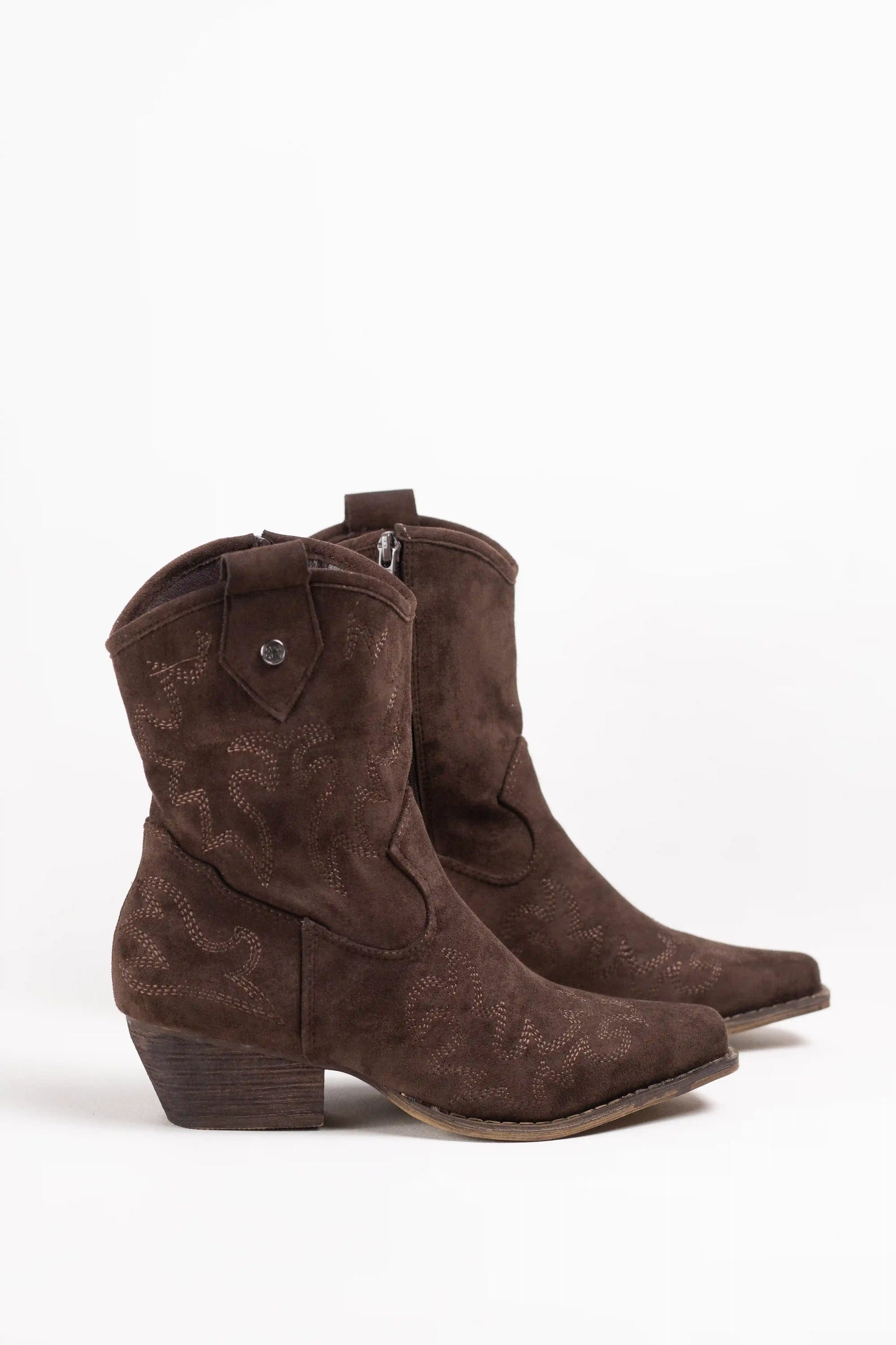 botines cowboy de serraje con bordados y tacon cubano Coffee 39