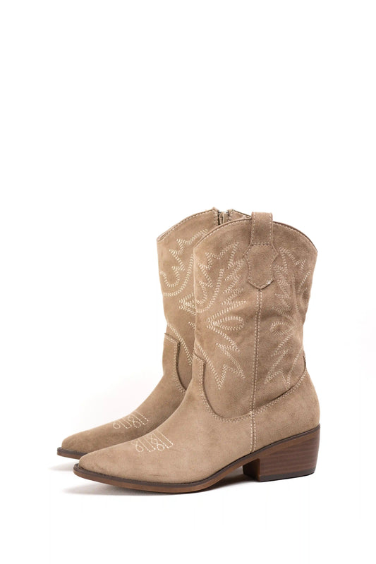 Botines cowboy con bordados estilo western y tacón cubano