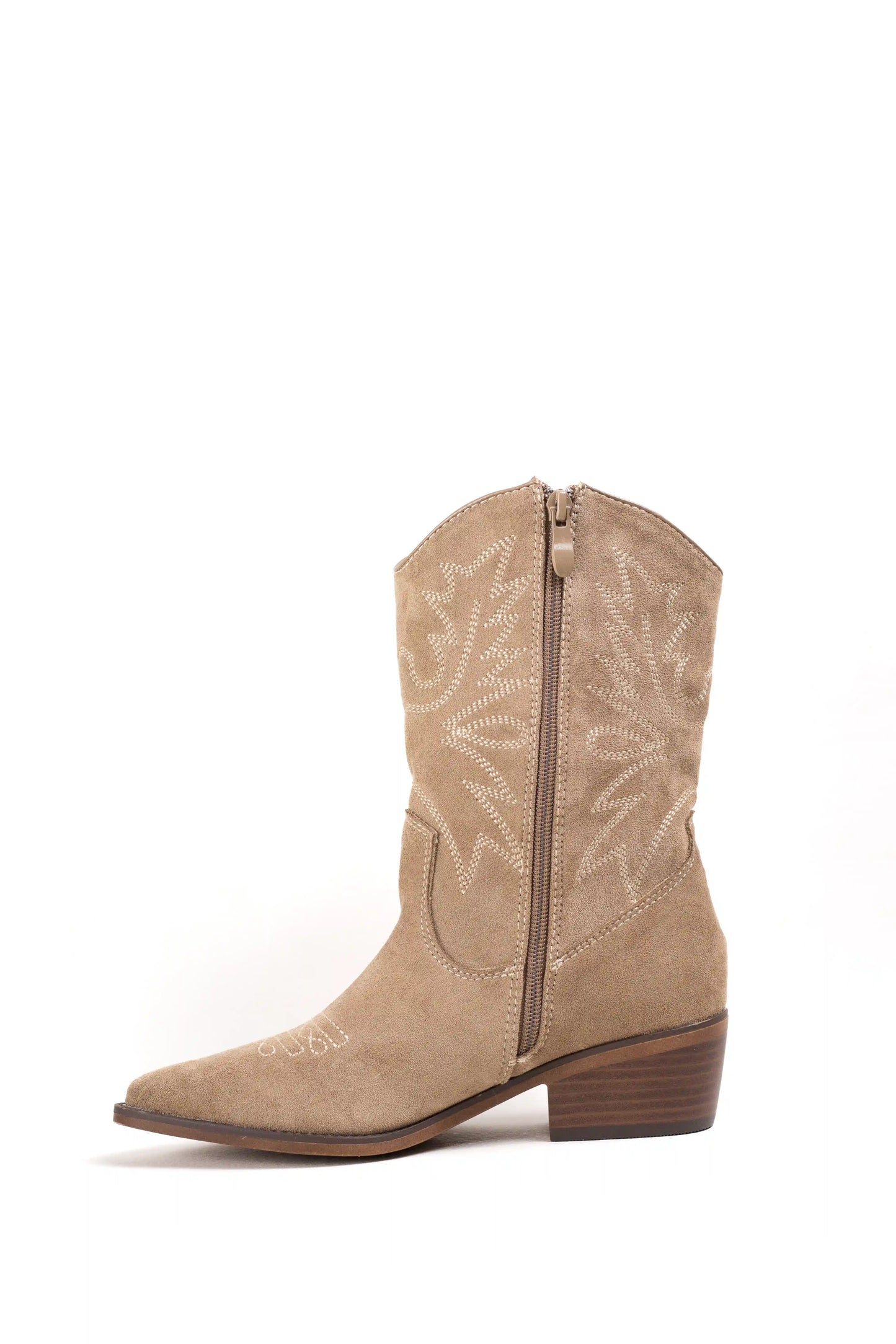 Botines cowboy con bordados estilo western y tacón cubano