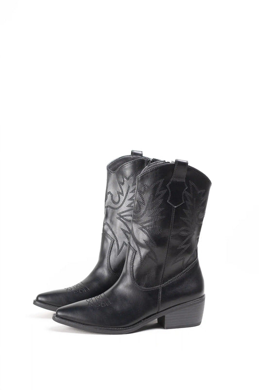Botines cowboy con bordados estilo western y tacón cubano