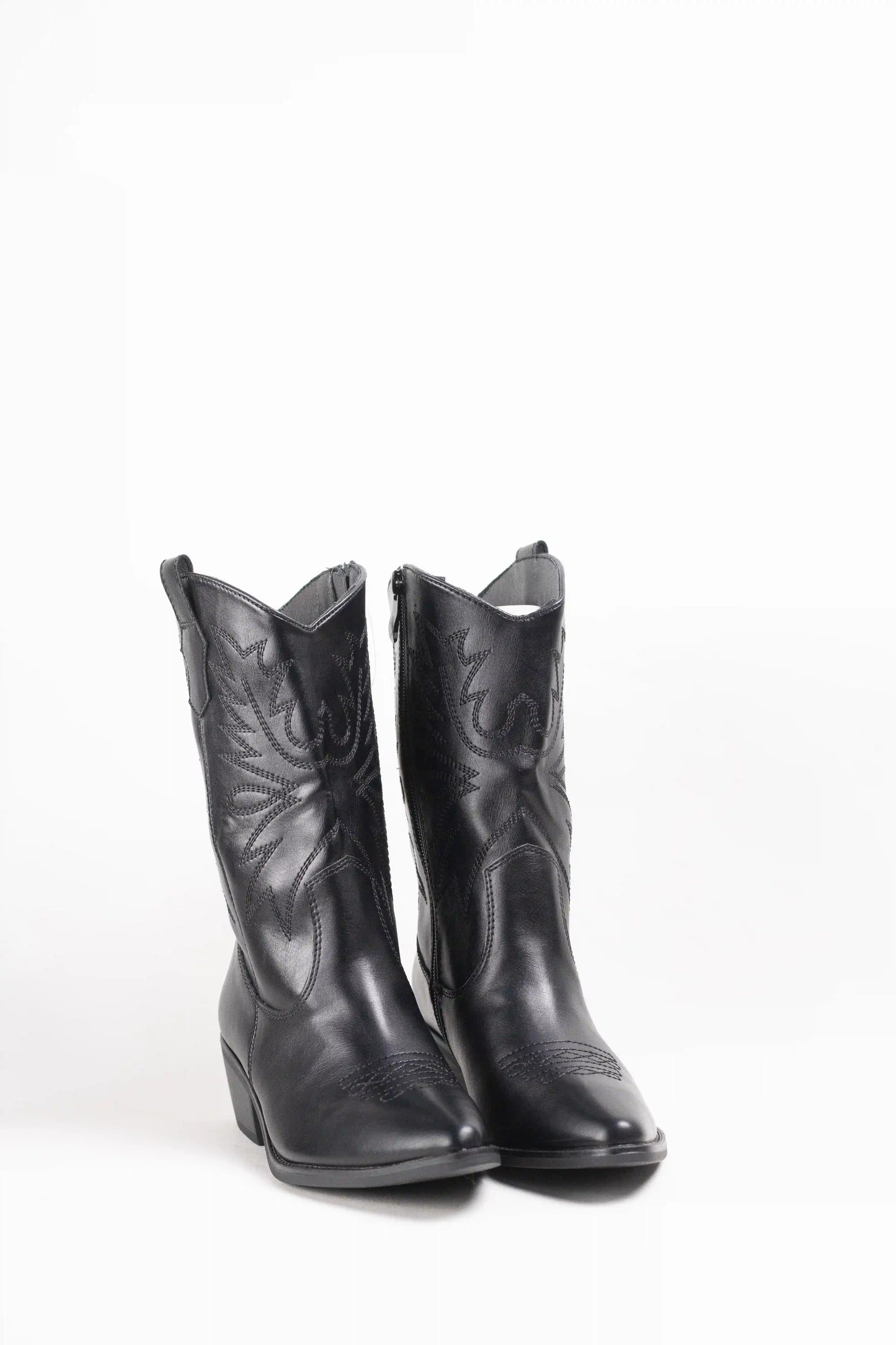 Botines cowboy con bordados estilo western y tacón cubano