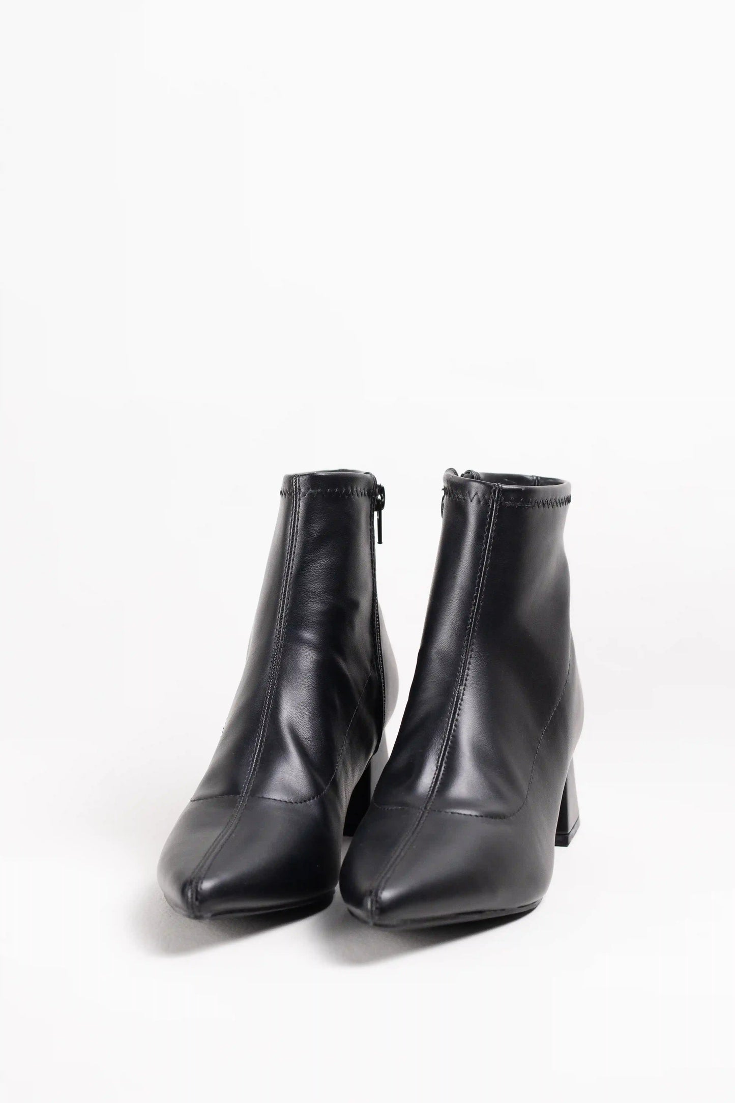 botines de media cana con punta fina y tacon geometrico Negro 39