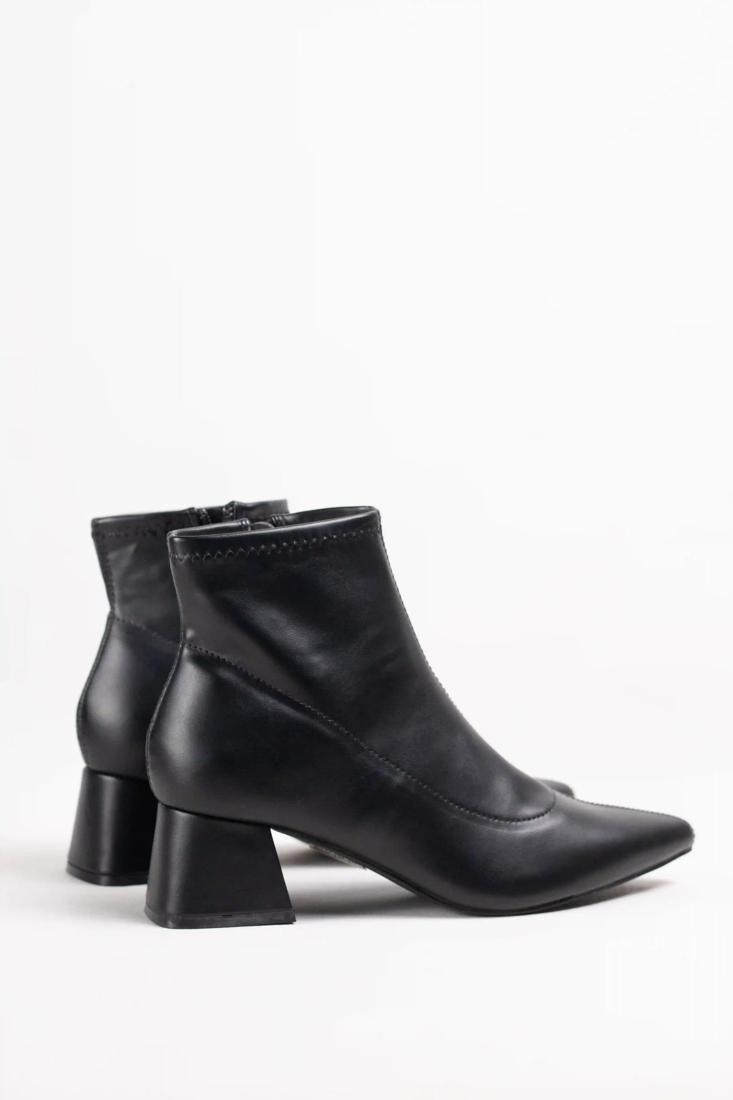 botines de media cana con punta fina y tacon geometrico Negro 40