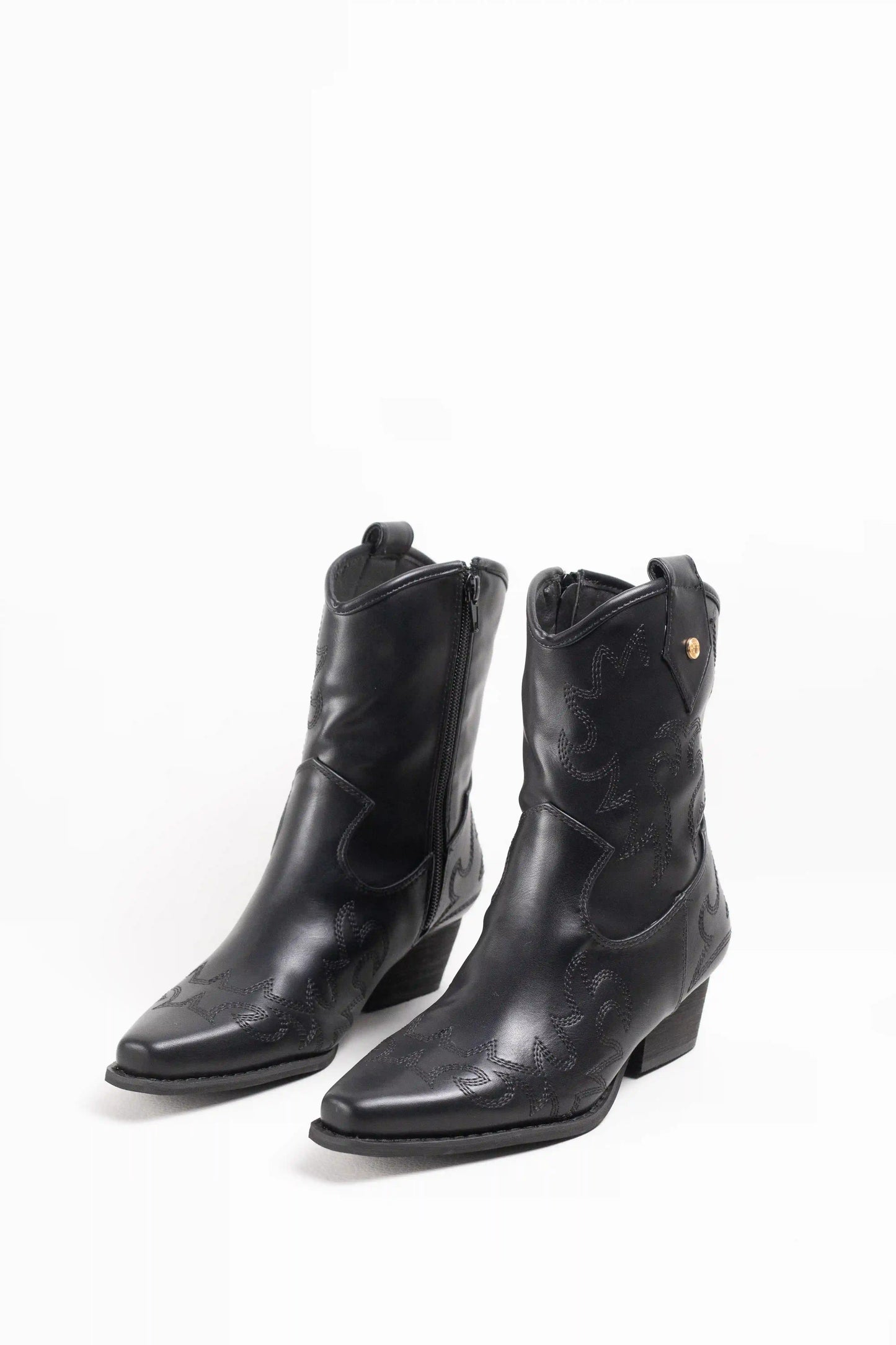 Botines cowboy con bordados y tacón cubano