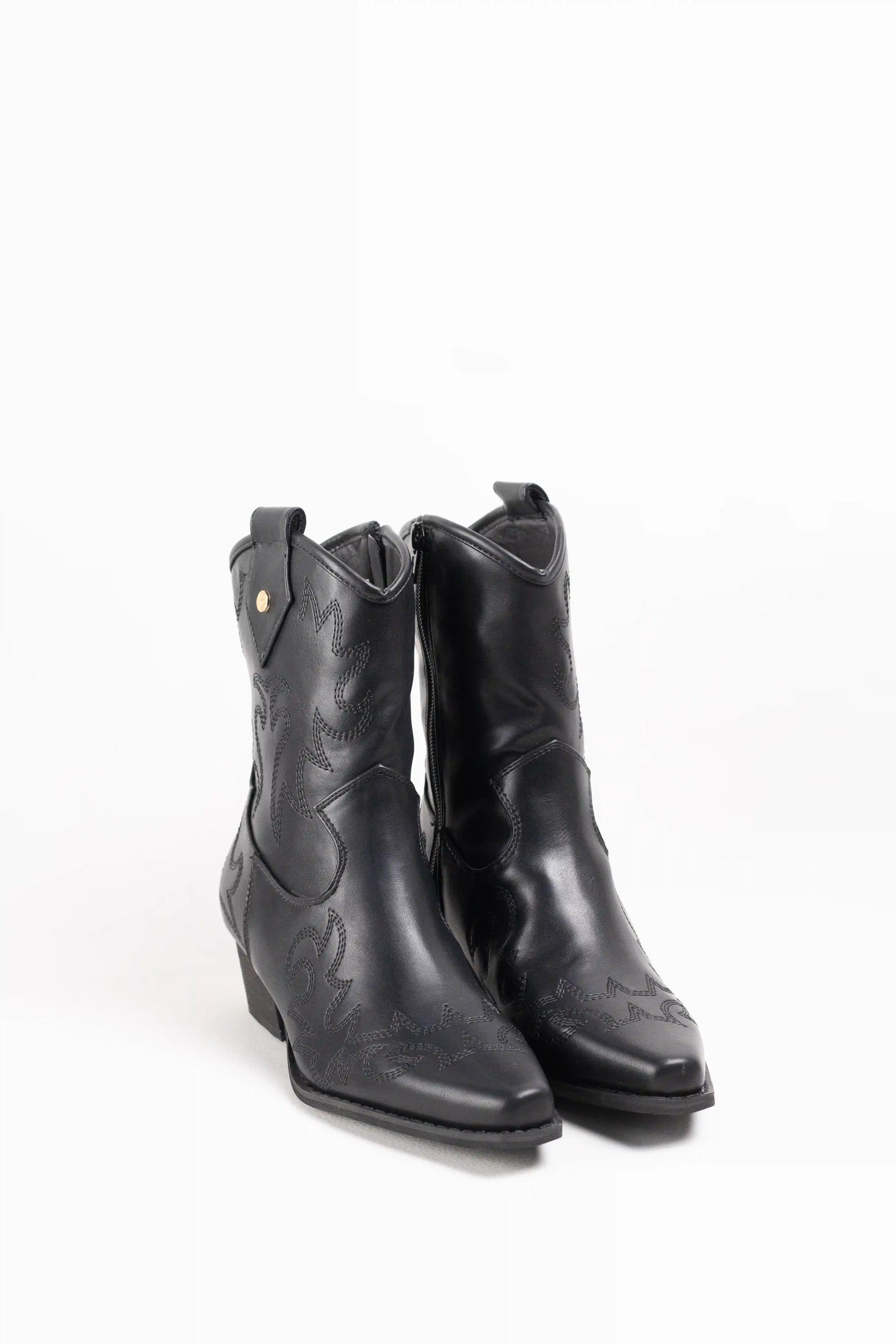 Botines cowboy con bordados y tacón cubano