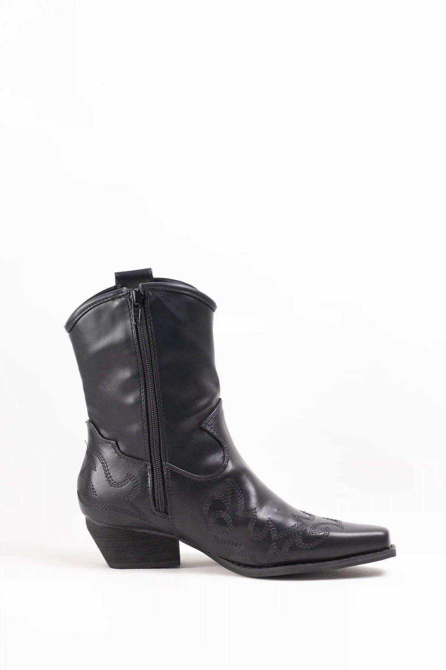 Botines cowboy con bordados y tacón cubano