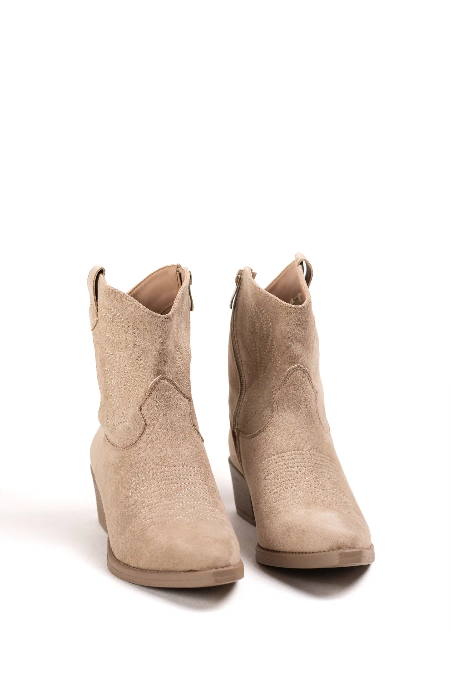 Botines Cowboy de Ante con Bordados y Tacón Cubano